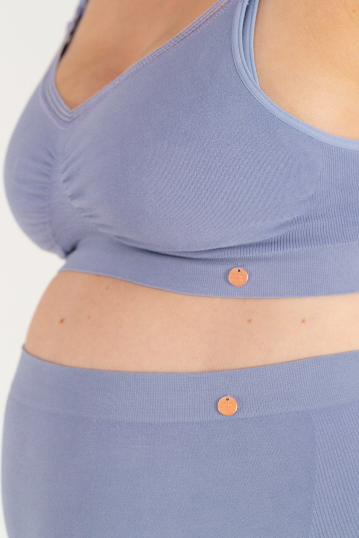 Intimo premaman viola, reggiseno e slip elasticizzati per gravidanza, dettaglio tessuto confortevole.