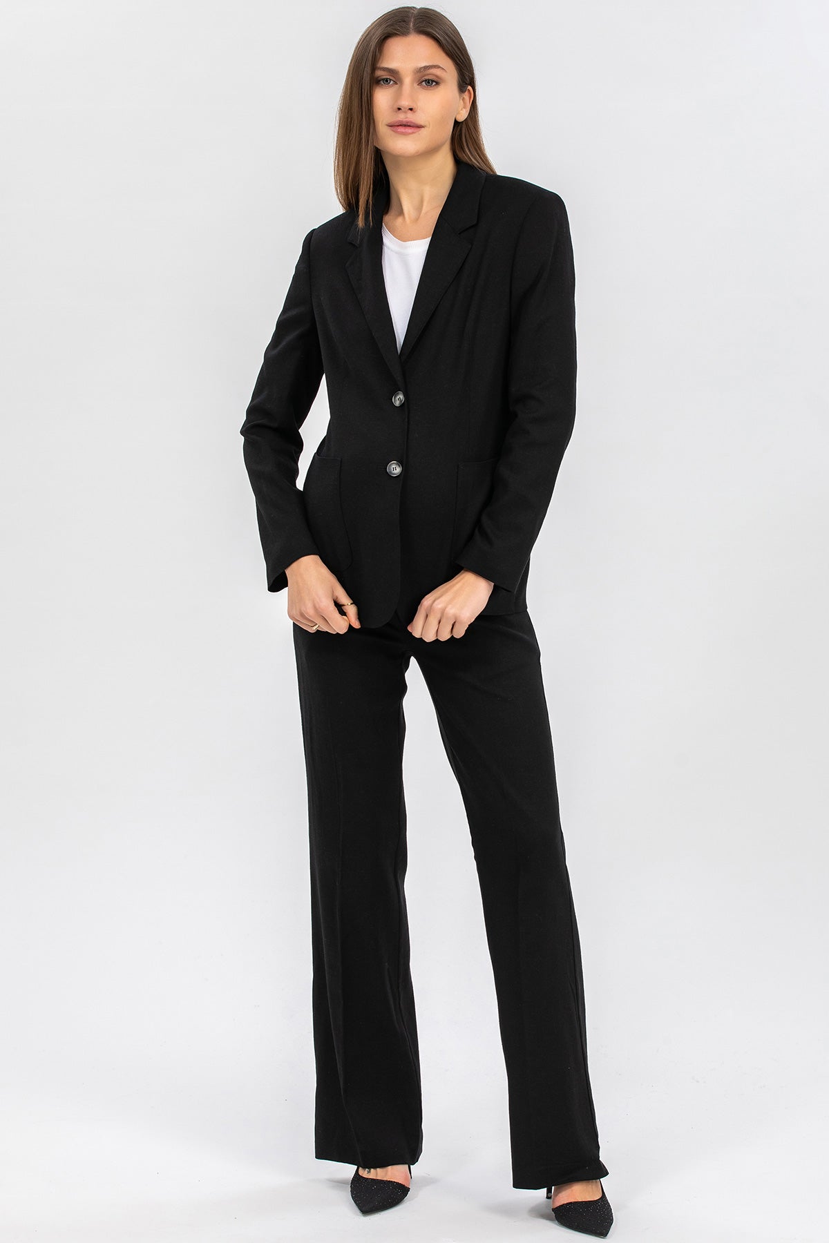 Donna con completo pantalone premaman nero elegante in tessuto di alta qualità