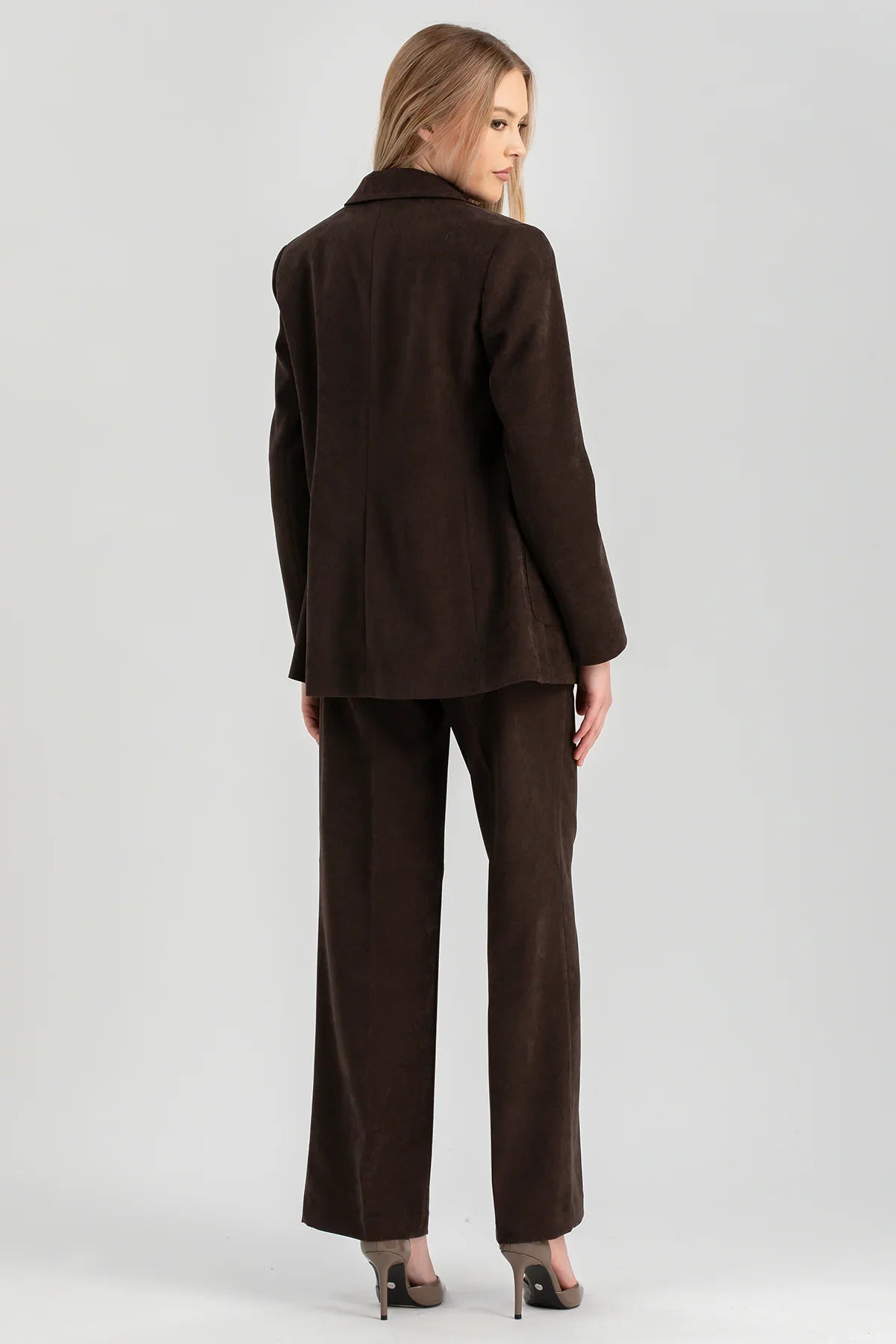 Completo premaman Pietro Brunelli Maternity in velluto marrone con blazer e pantaloni a gamba dritta.