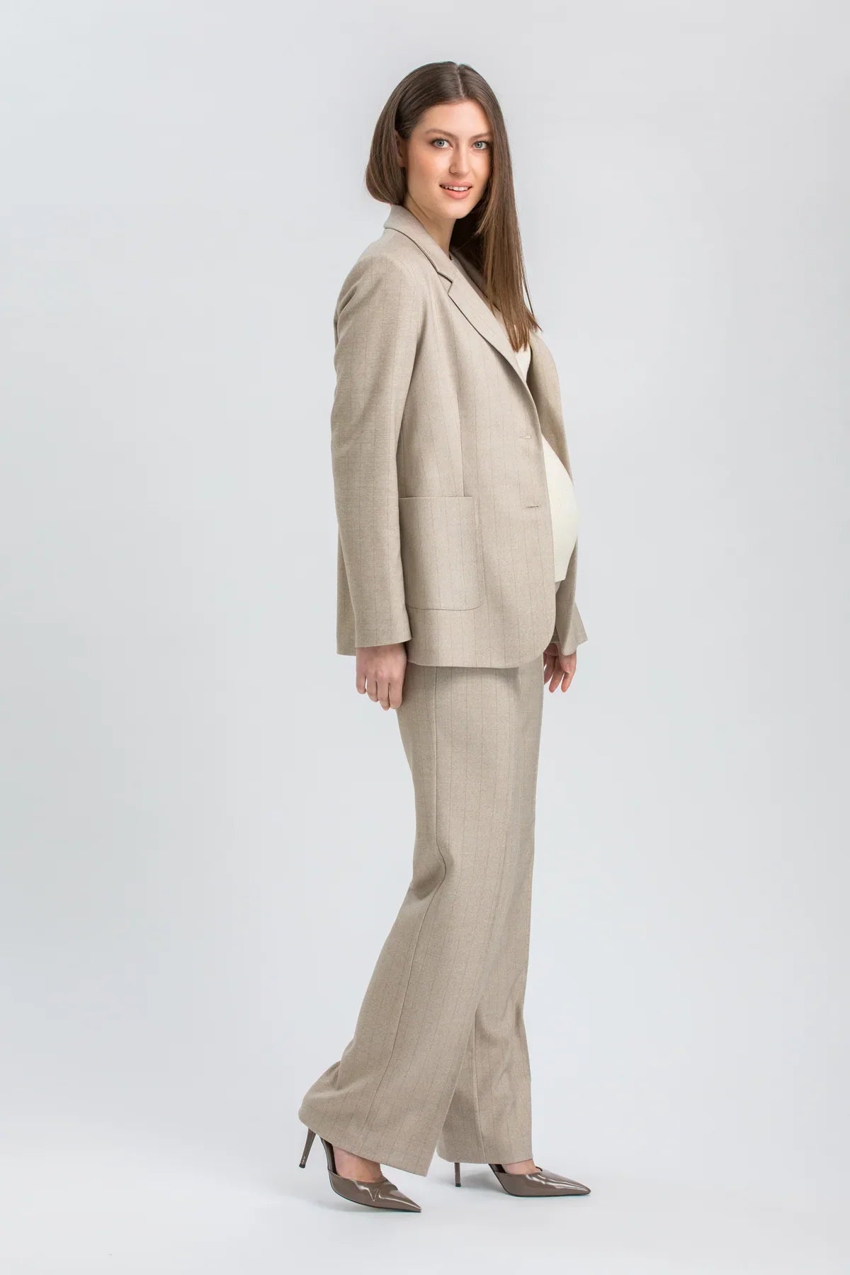Completo premaman beige con giacca e pantaloni eleganti.