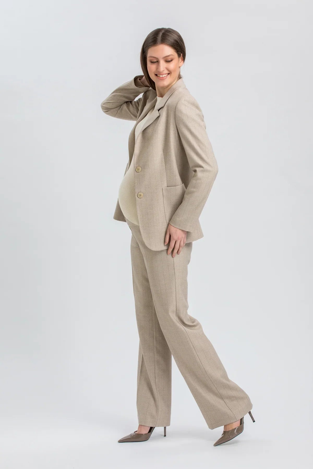 Beige maternity suit with blazer and wide-leg trousers.