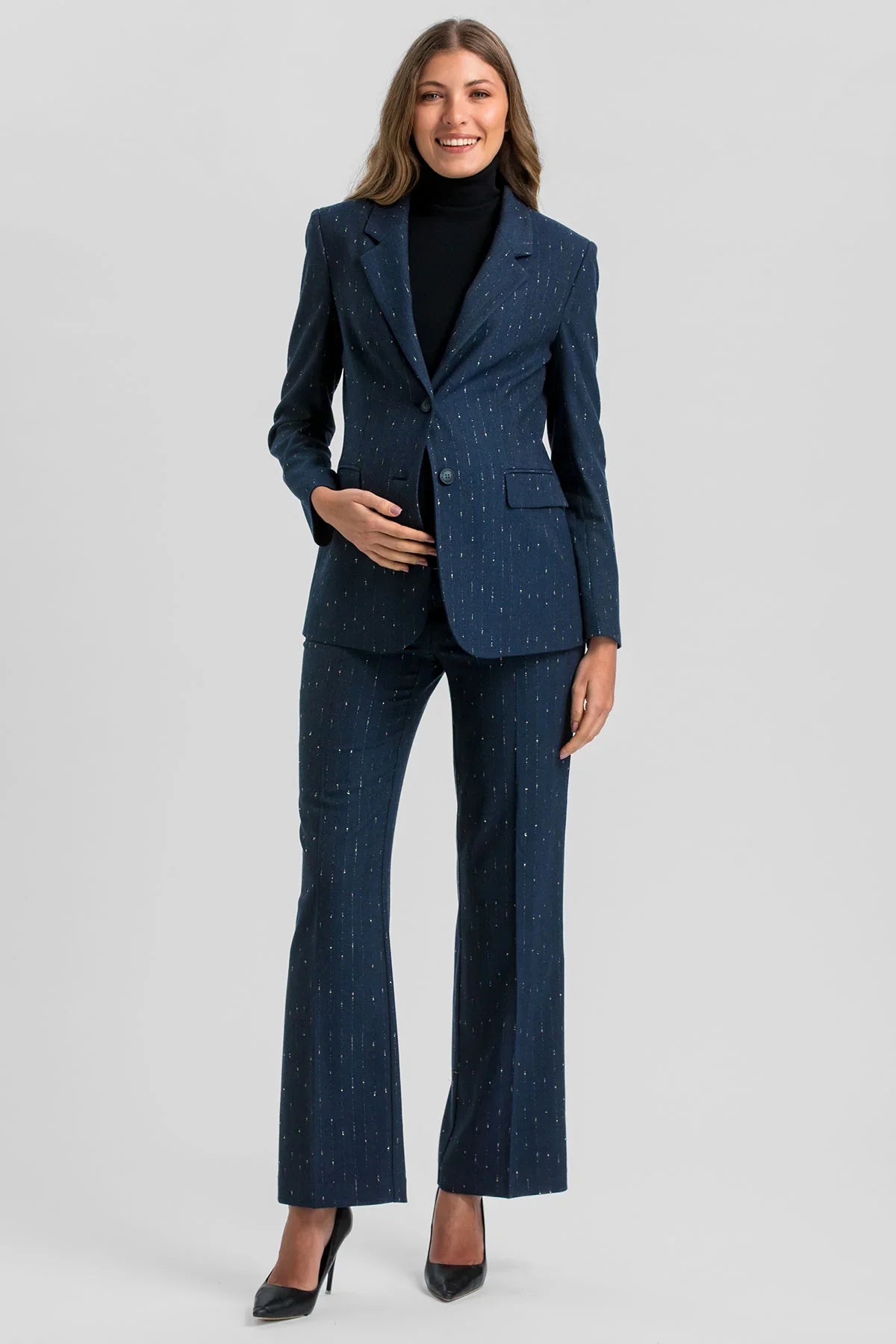 Completo premaman blu con giacca e pantaloni eleganti.