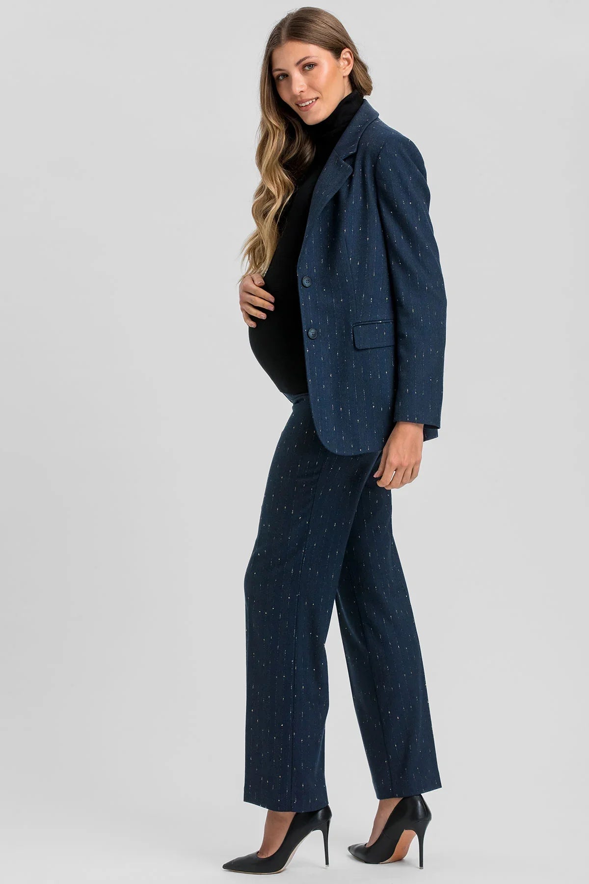 Completo premaman blu con giacca sartoriale.