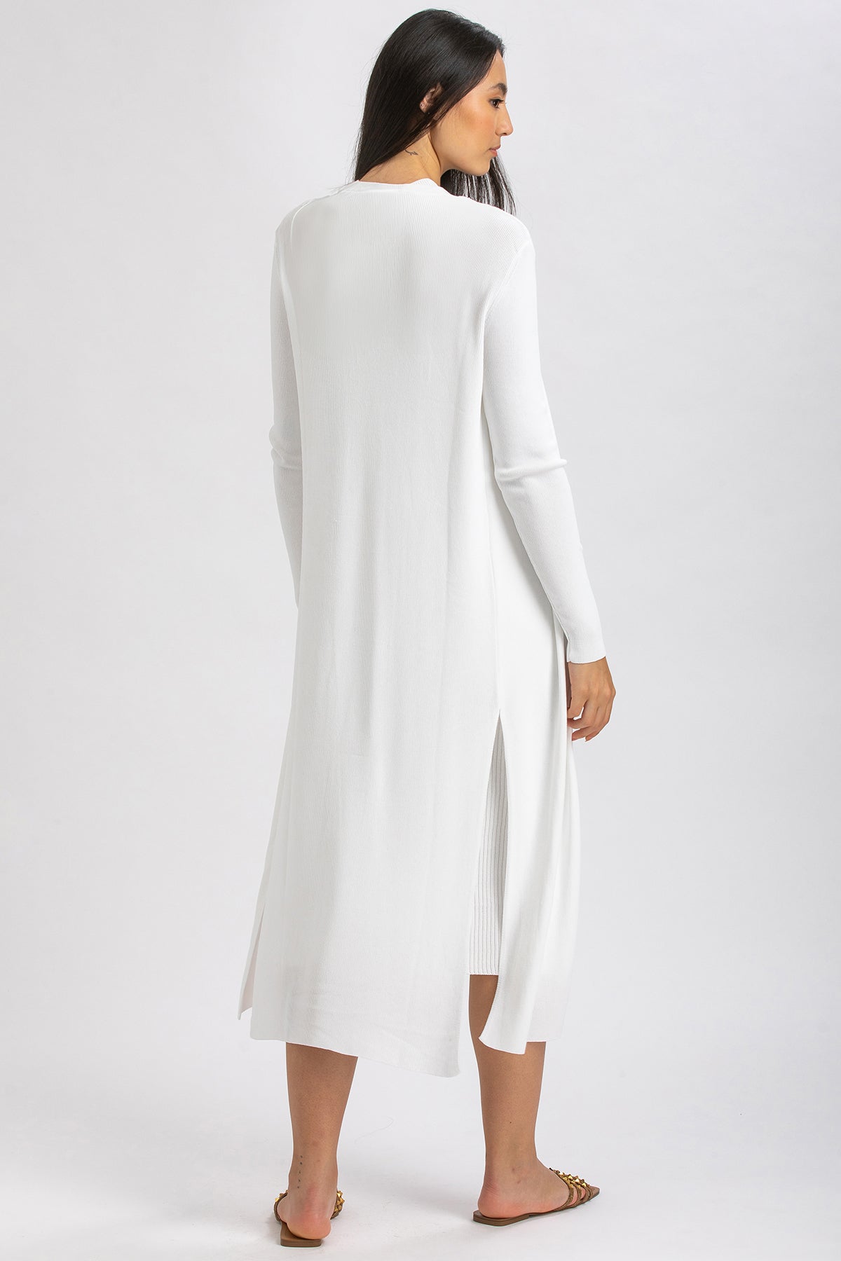 Donna di spalle con cardigan premaman bianco lungo e vestibilità comoda elegante