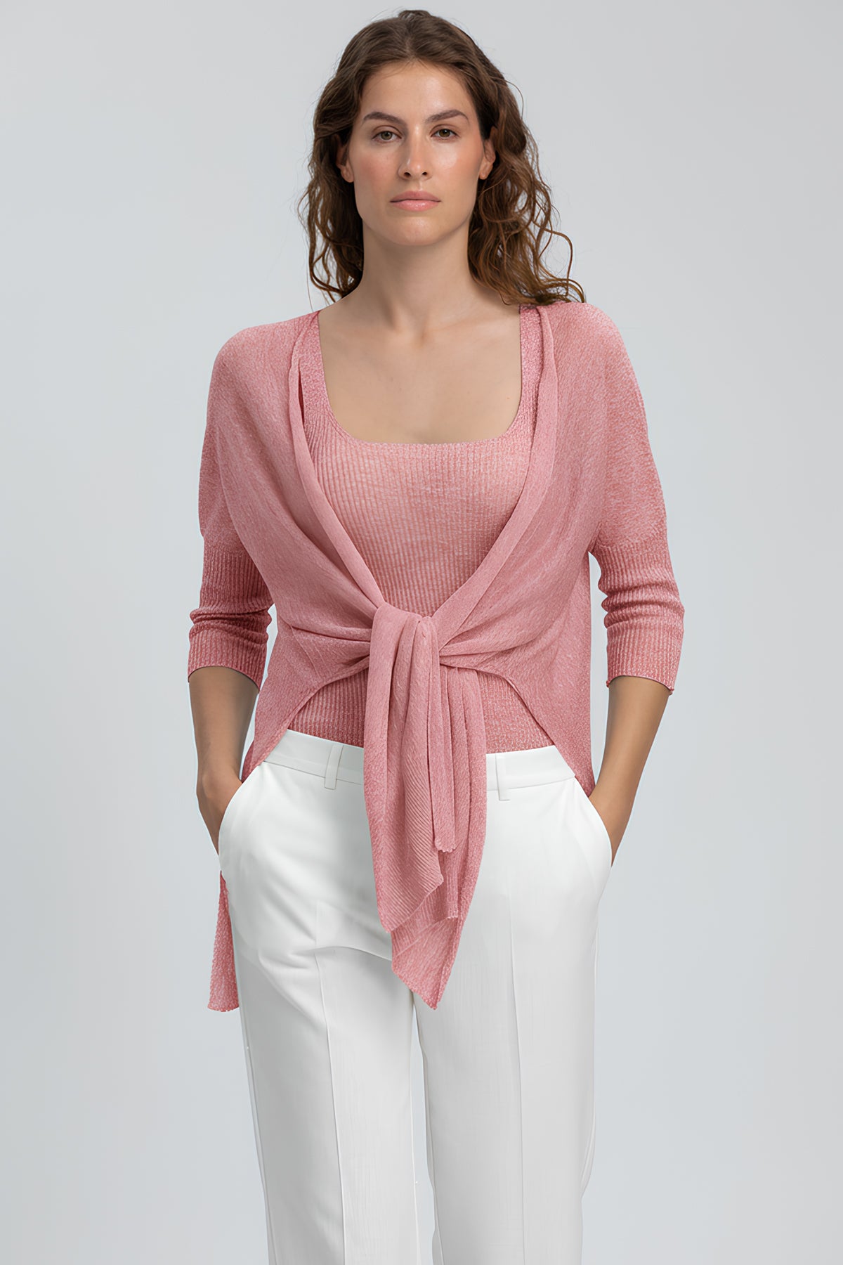 Maglia premaman rosa con nodo frontale, abbigliamento elegante per gravidanza.
