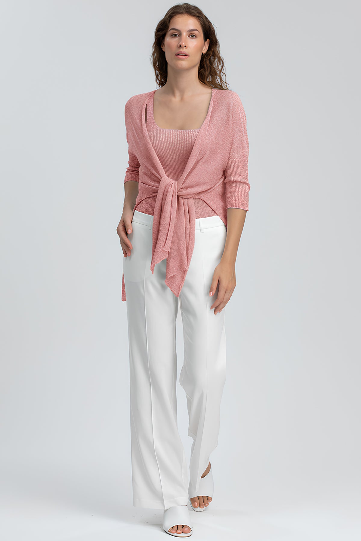 Outfit premaman elegante con cardigan rosa e pantaloni bianchi, moda maternità