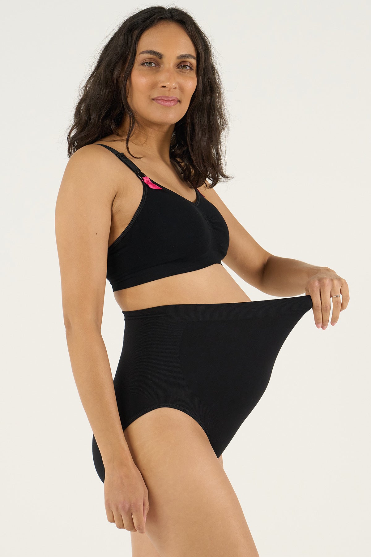 Modella indossa slip premaman neri a vita alta con top coordinato, abbigliamento premaman comodo.