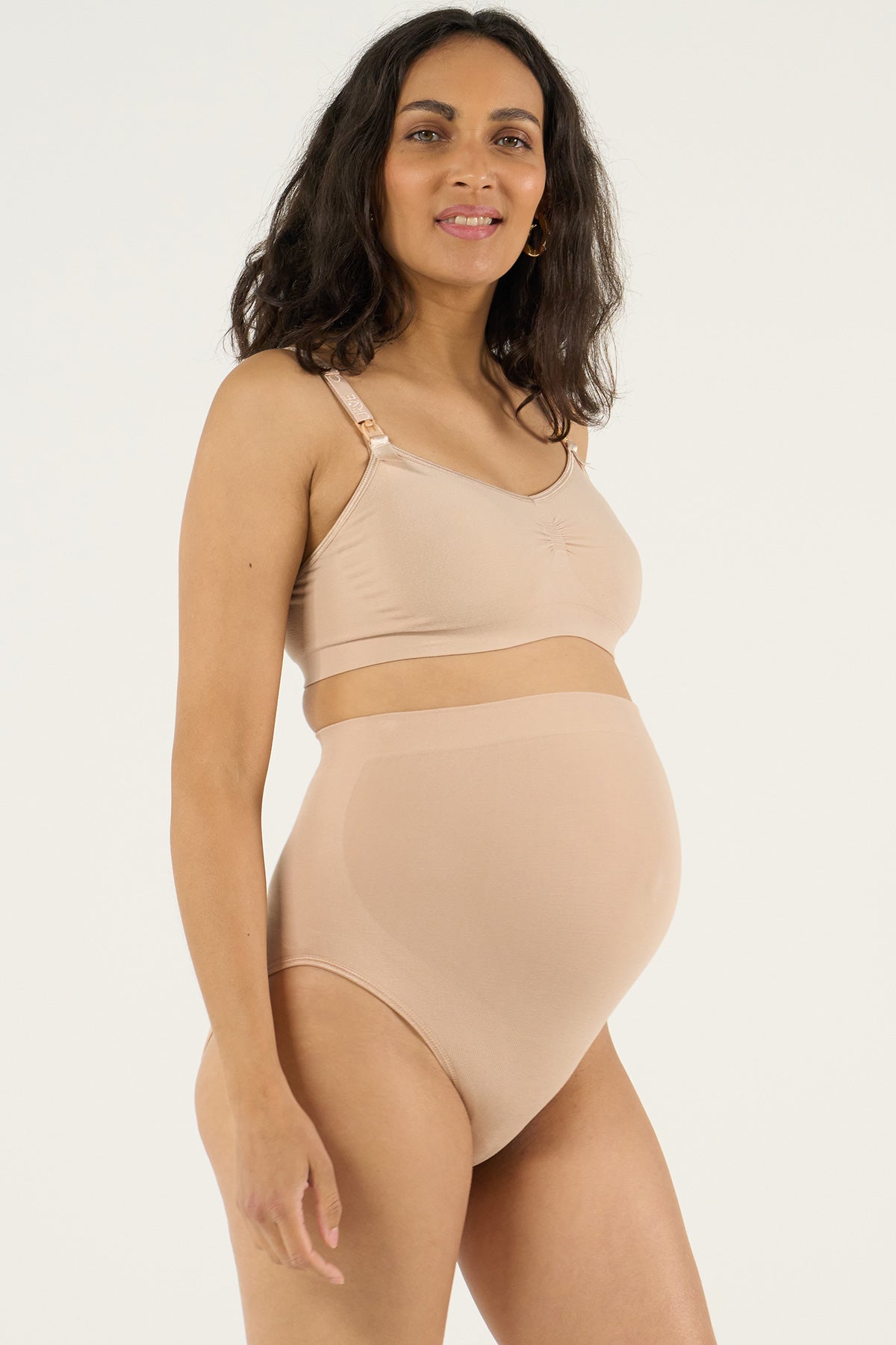 Intimo premaman nude, reggiseno e slip a vita alta per gravidanza, donna incinta sorridente