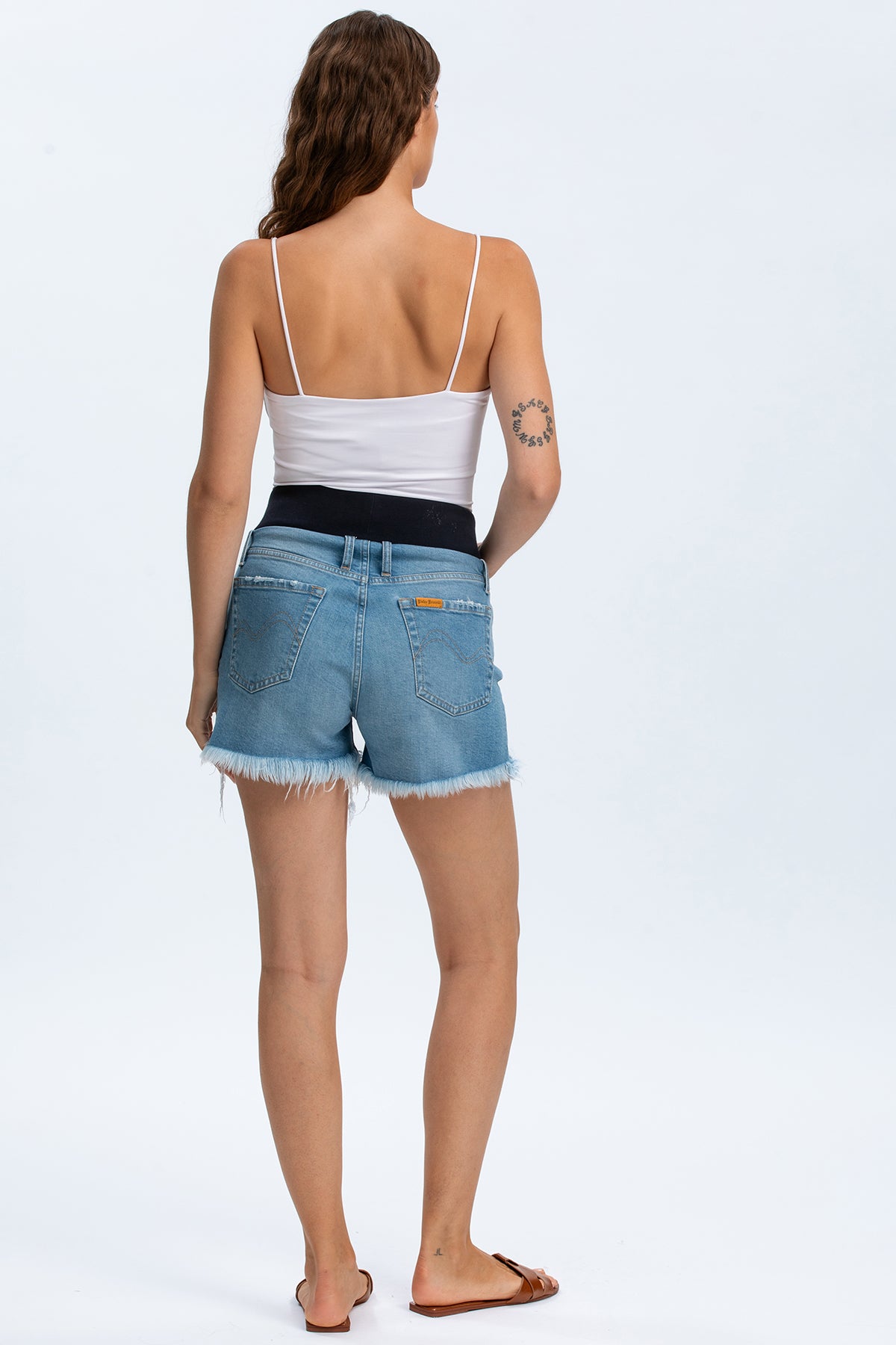 Shorts premaman in denim con fascia elastica, ideali per la gravidanza, vista posteriore