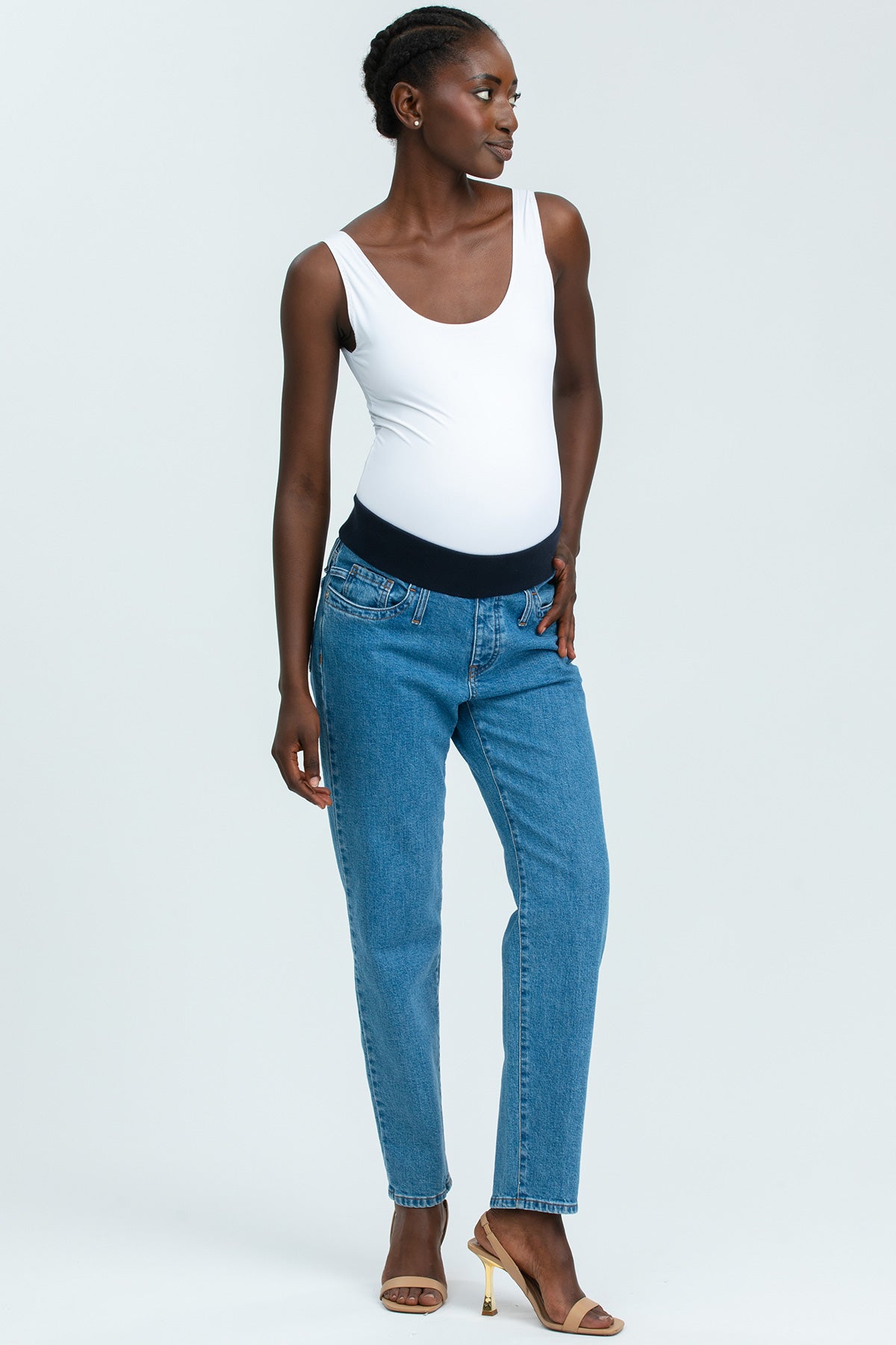 Jeans premaman donna in denim blu con fascia elastica nera in vita, vestibilità comoda.