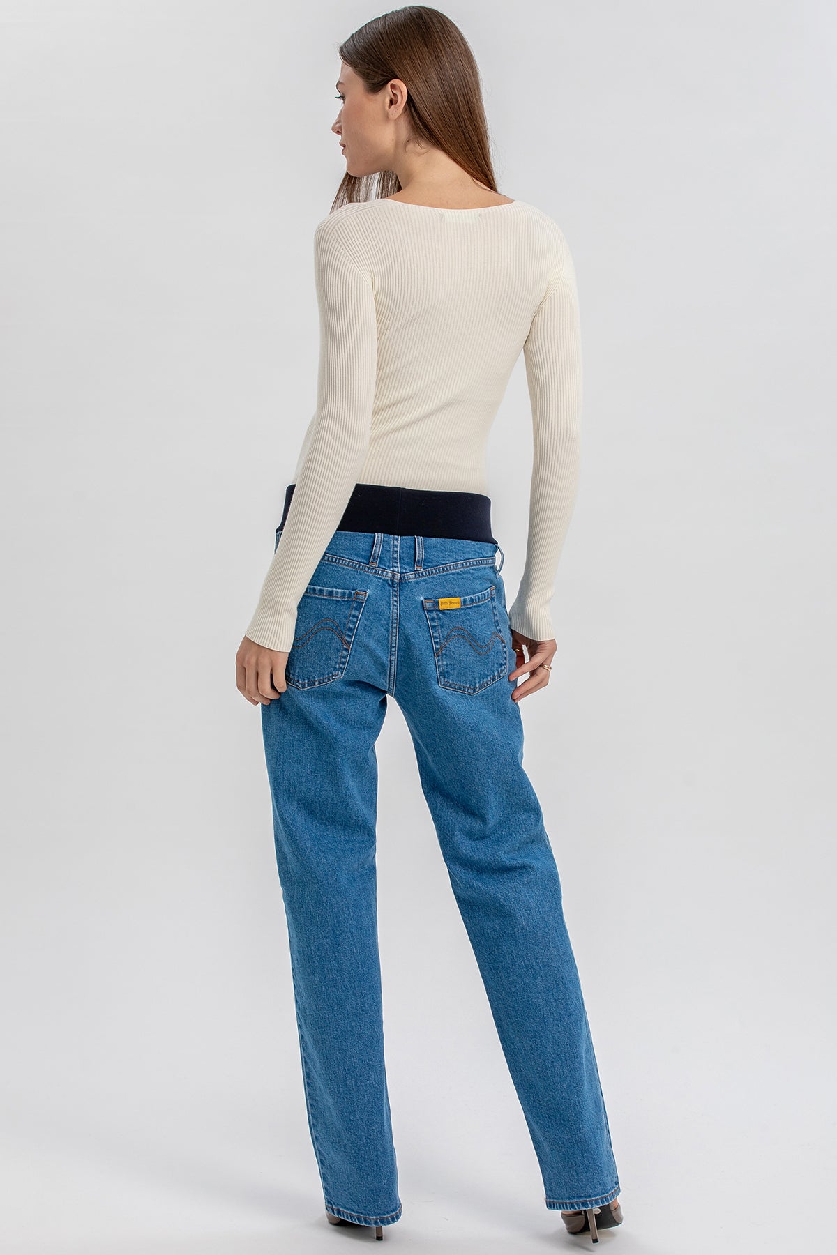 Jeans premaman regular straight a vita alta con fascia elastica, donna vista posteriore