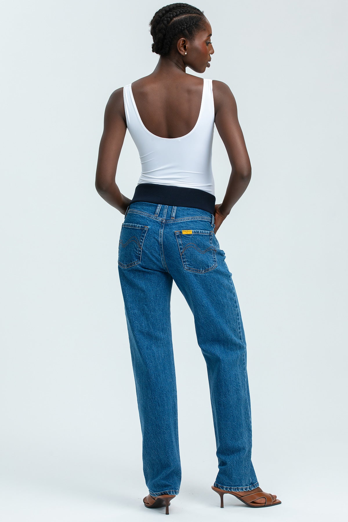 Jeans premaman regular fit in denim blu con fascia elastica, donna di spalle