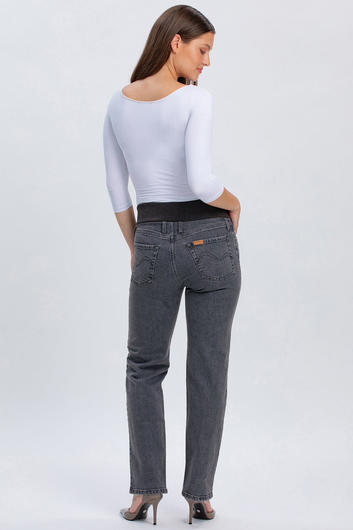 Jeans premaman grigi regular straight con fascia elasticizzata in vita, indossati da donna di spalle