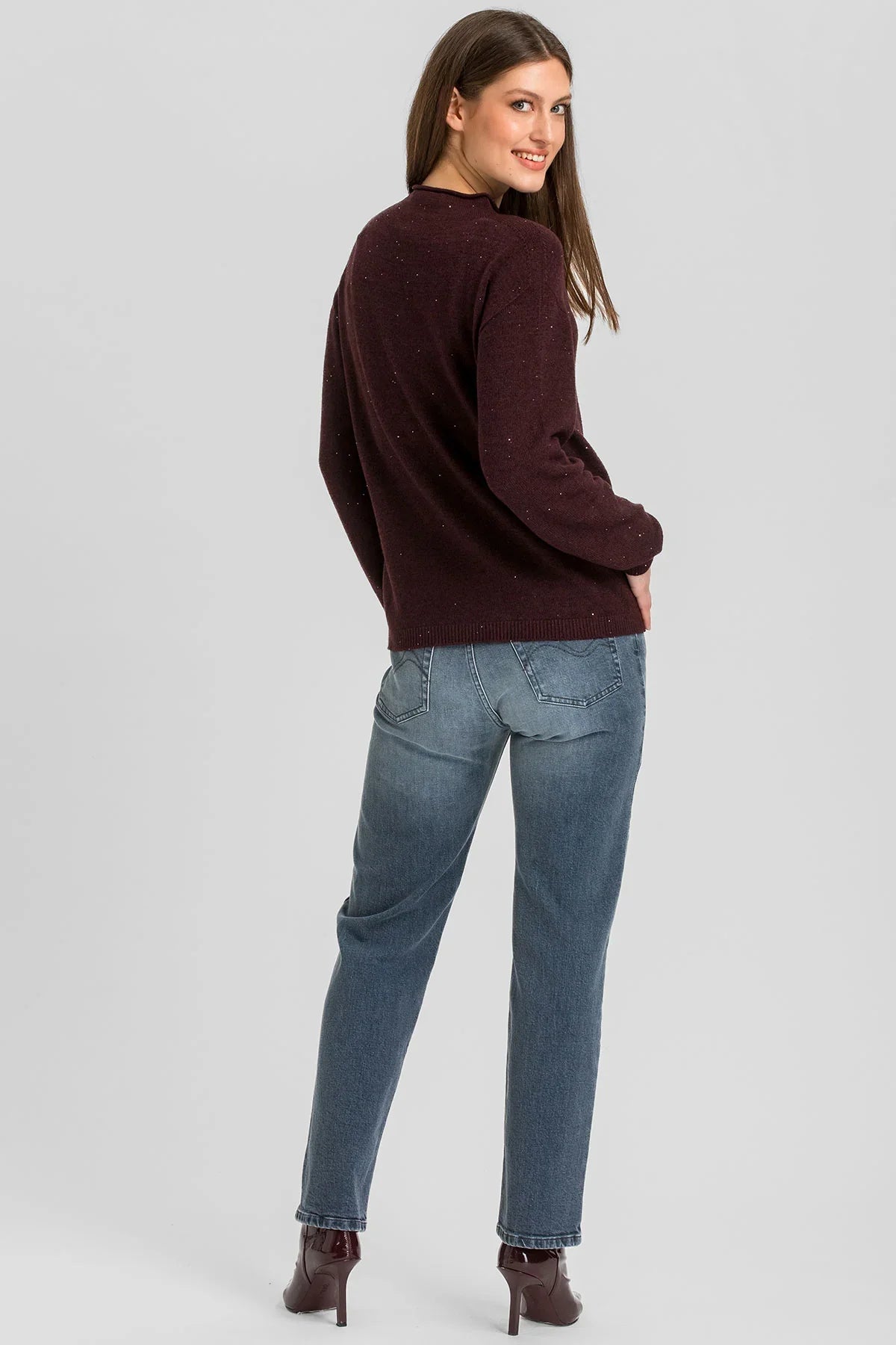 Jeans premaman a gamba dritta in morbido denim stretch grigio stonewashed, con comoda fascia elastica per la gravidanza.