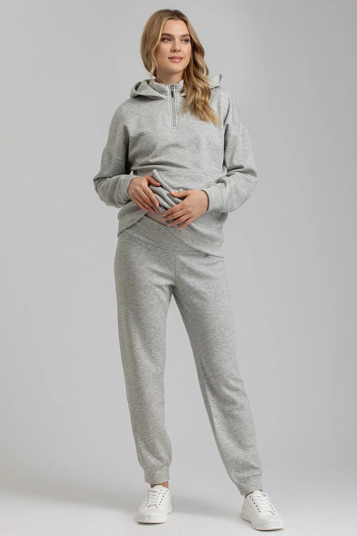 Completo sportivo premaman grigio con maglia a cappuccio e pantaloni premaman Pietro Brunelli Maternity