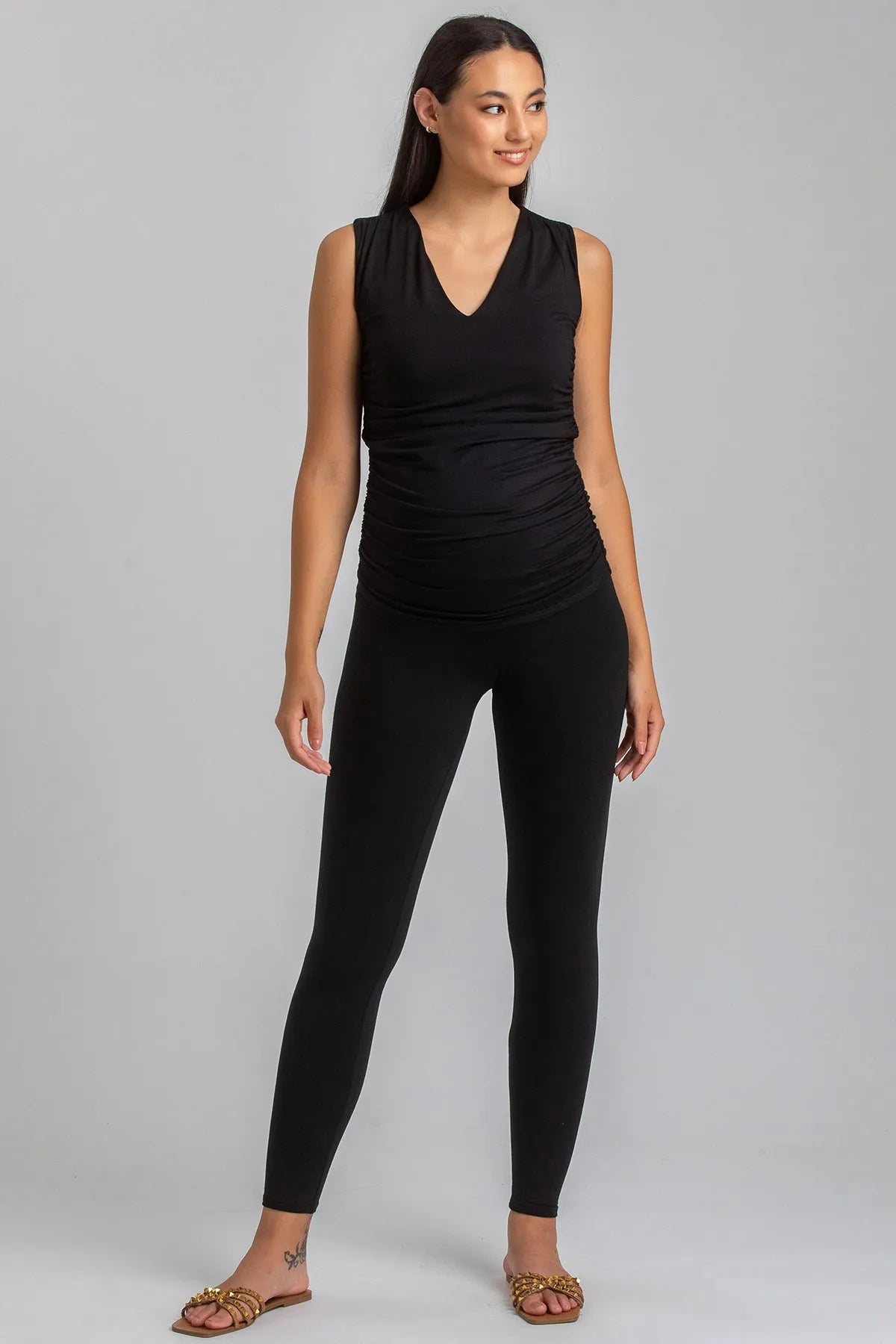 Completo premaman nero, senza maniche, aderente, perfetto per gravidanza, donna sorridente