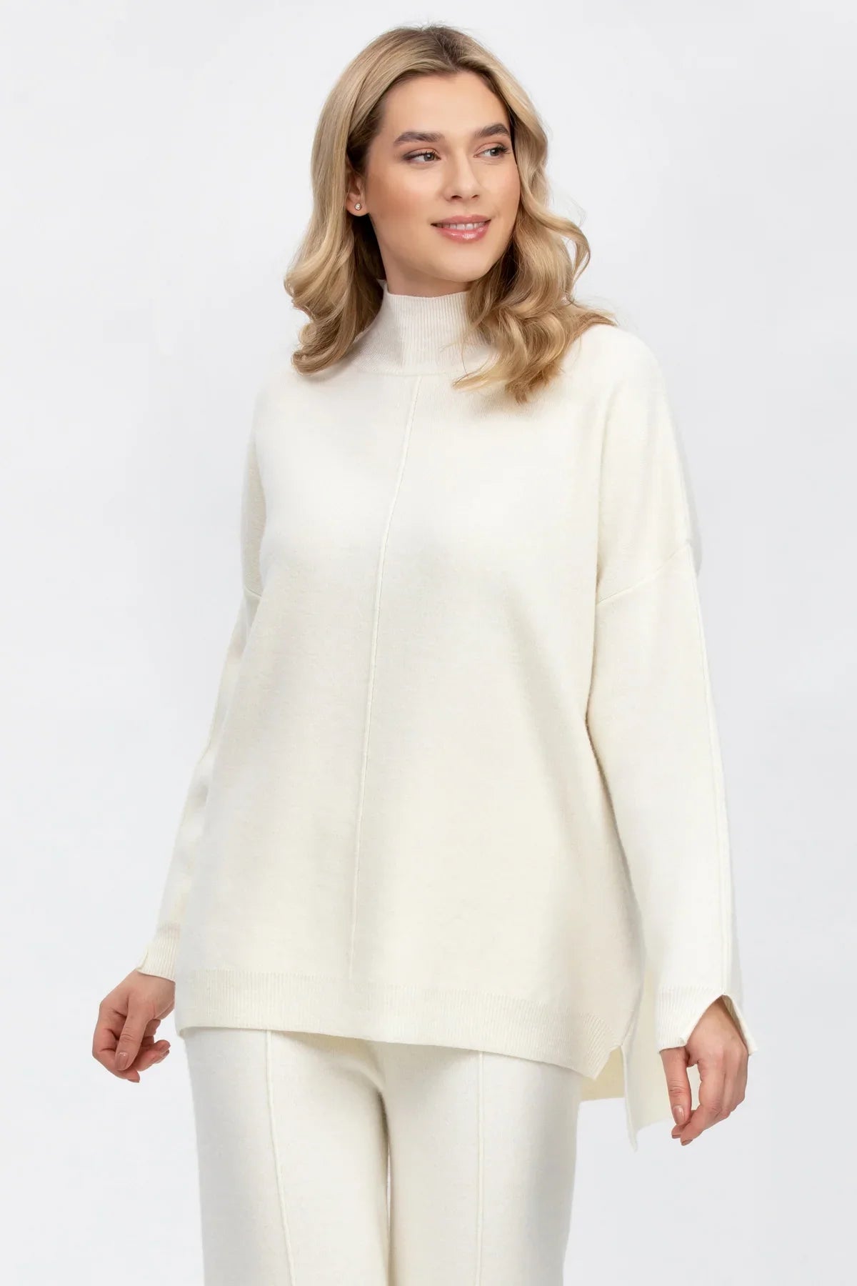 Maglia premaman bianca a collo alto in lana e cachemire firmata Pietro Brunelli Milano