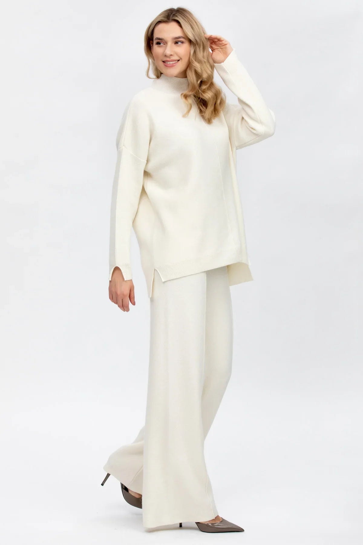 Donna con maglia premaman bianca a collo alto e pantaloni premaman Pietro Brunelli Milano