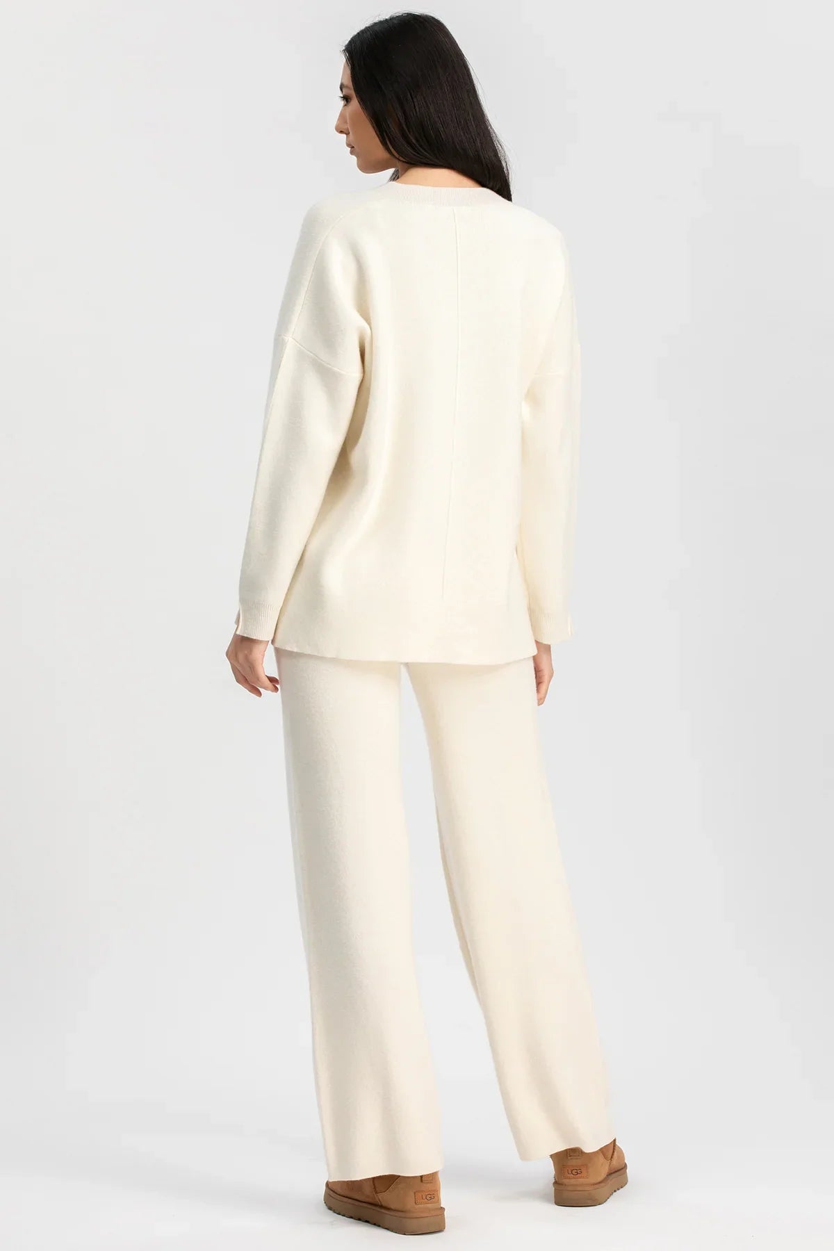 Set premaman Pietro Brunelli Milano composto da maglia e pantaloni bianchi in lana e cashmere.