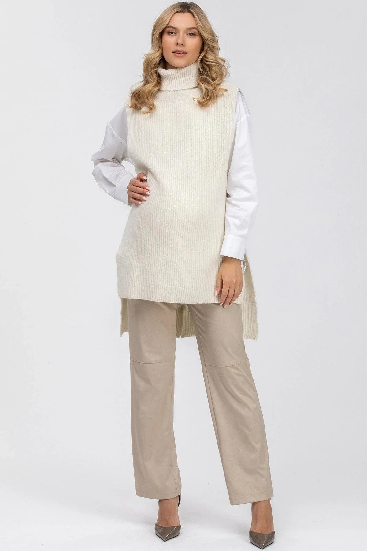 Gilet premaman bianco a coste in lana e cachemire Pietro Brunelli Maternity su camicia bianca.