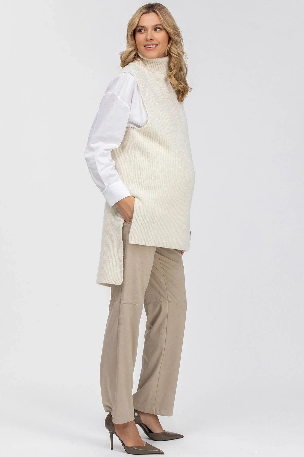 Gilet premaman bianco in lana merinos e cachemire Pietro Brunelli Maternity con pantaloni premaman.