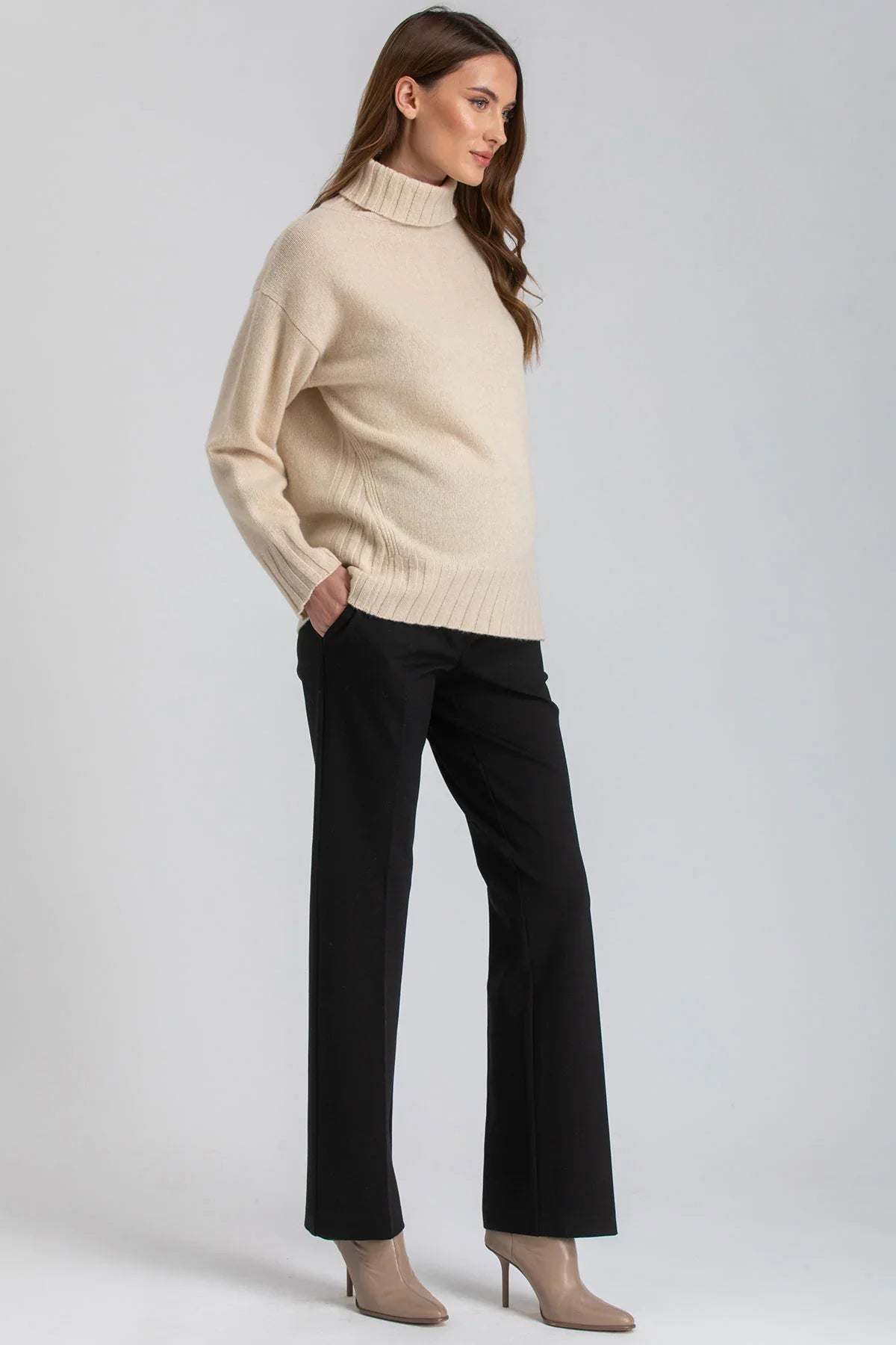Donna con maglione beige e pantaloni premaman neri a gamba dritta Pietro Brunelli Maternity