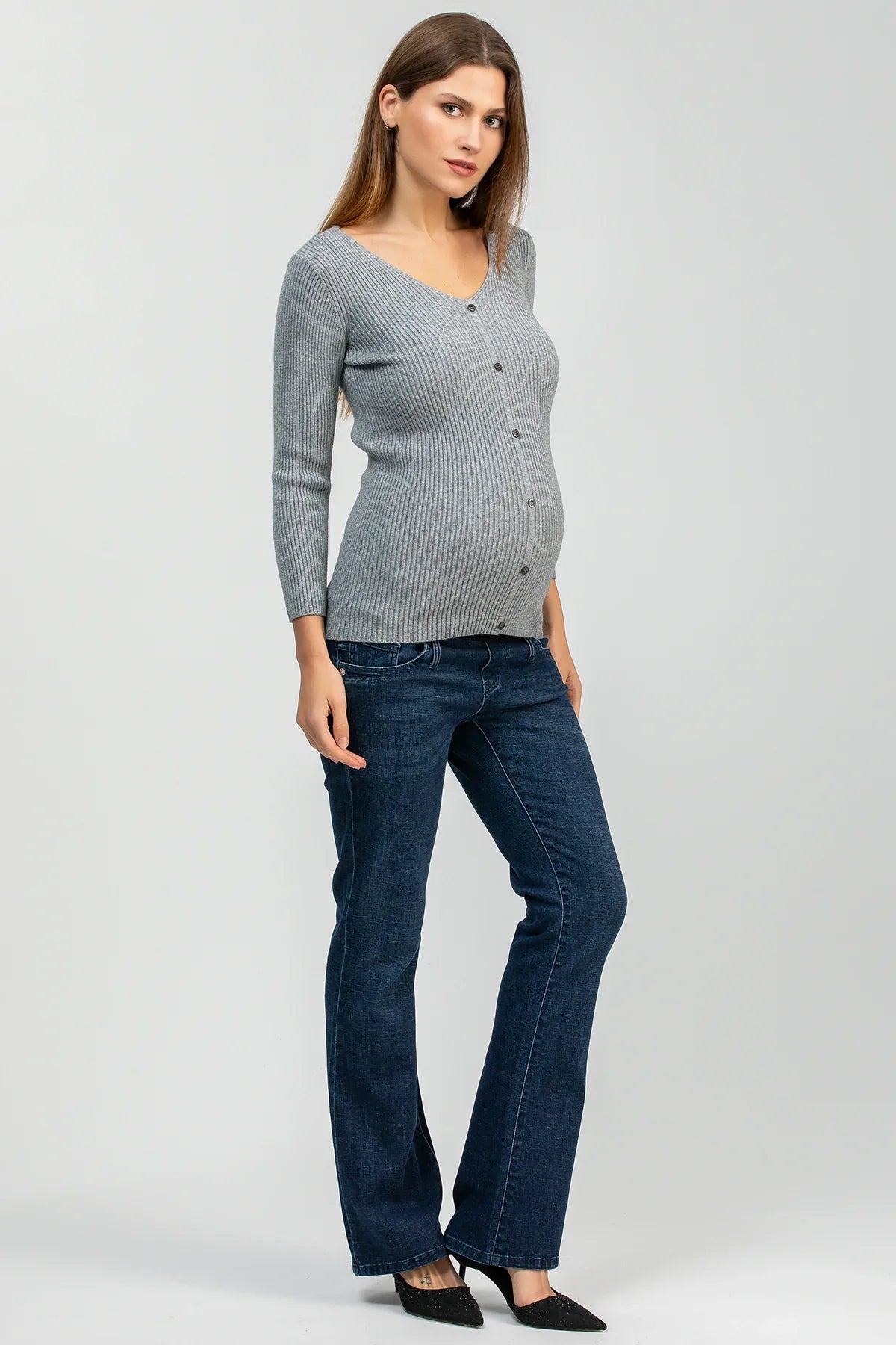 Cardigan premaman grigio a costine con bottoni.