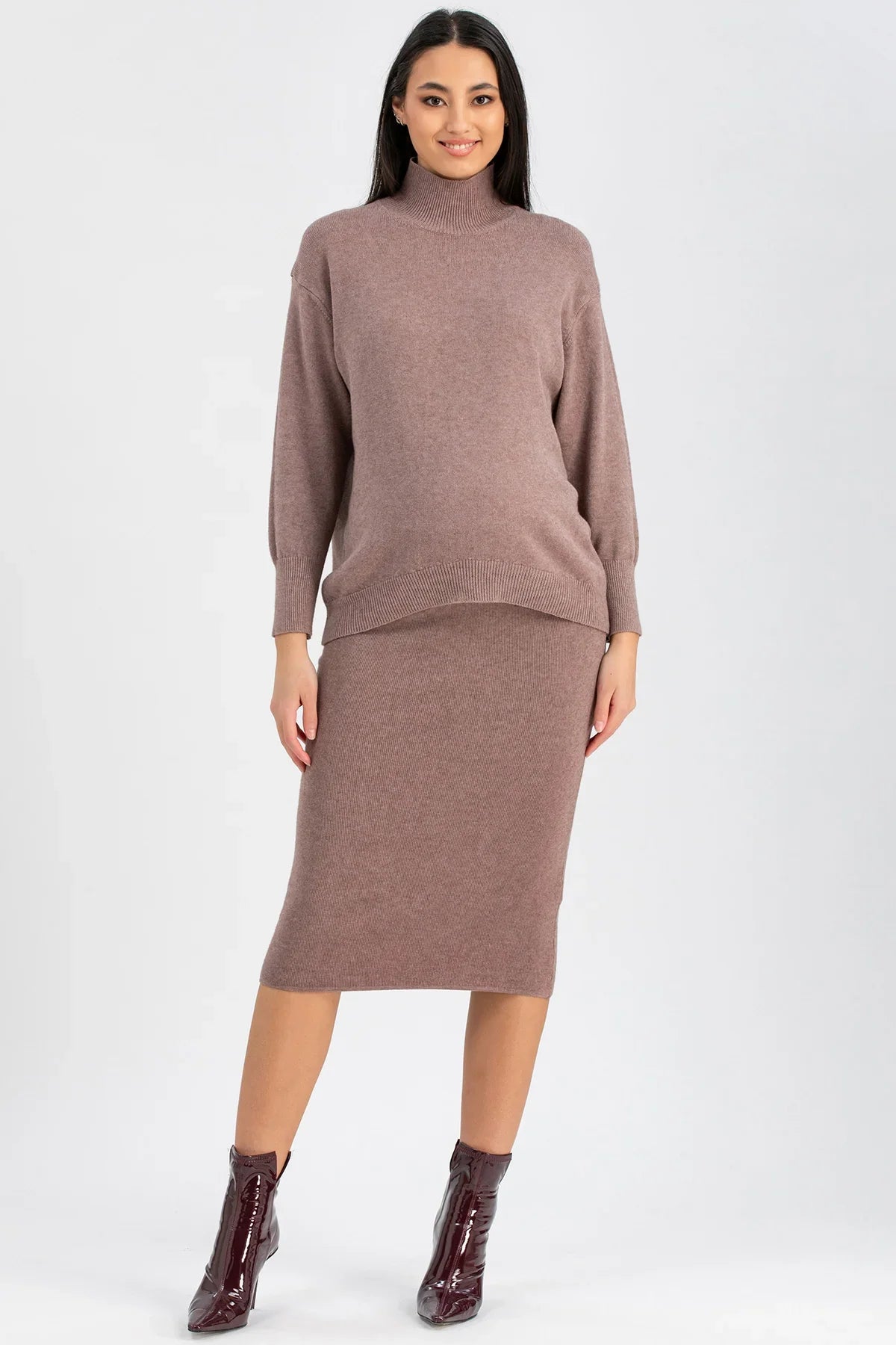Completo premaman Pietro Brunelli Maternity con maglia rosa collo a lupetto e gonna coordinata