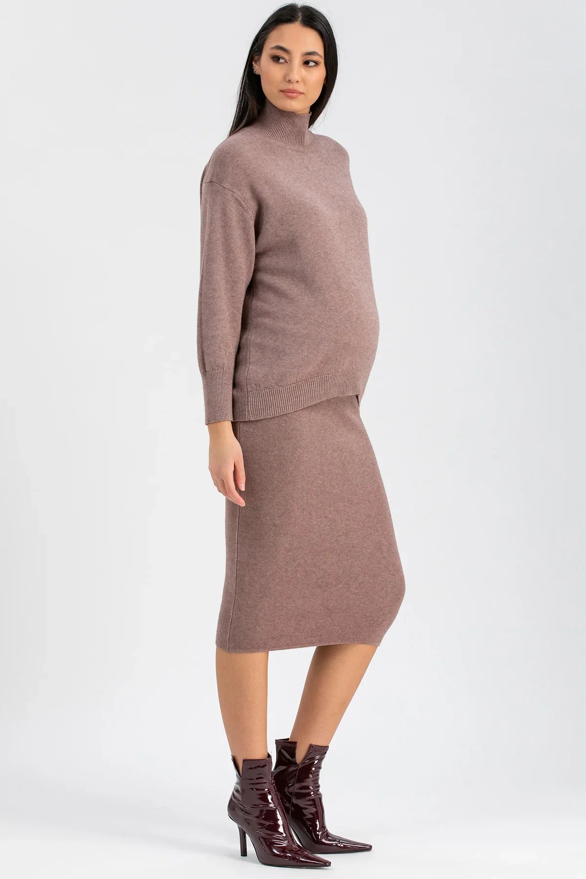 Set premaman Pietro Brunelli Maternity con maglia a lupetto e gonna rosa.