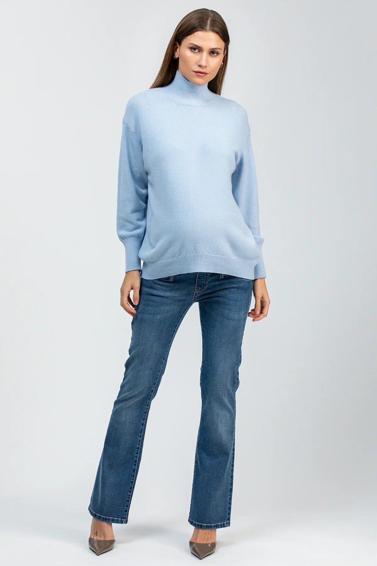 Maglione premaman azzurro con collo alto.
