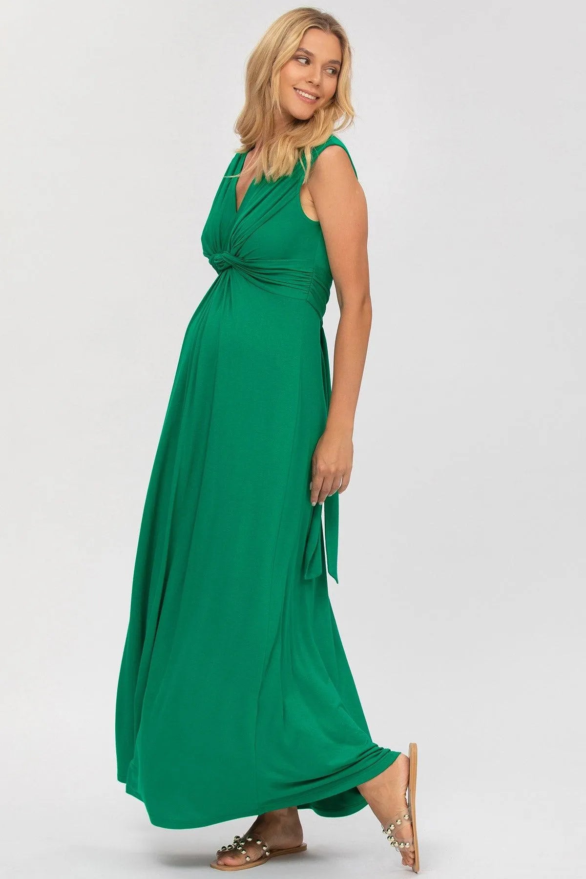 Abito premaman lungo verde senza maniche, elegante e confortevole, indossato da una donna incinta.