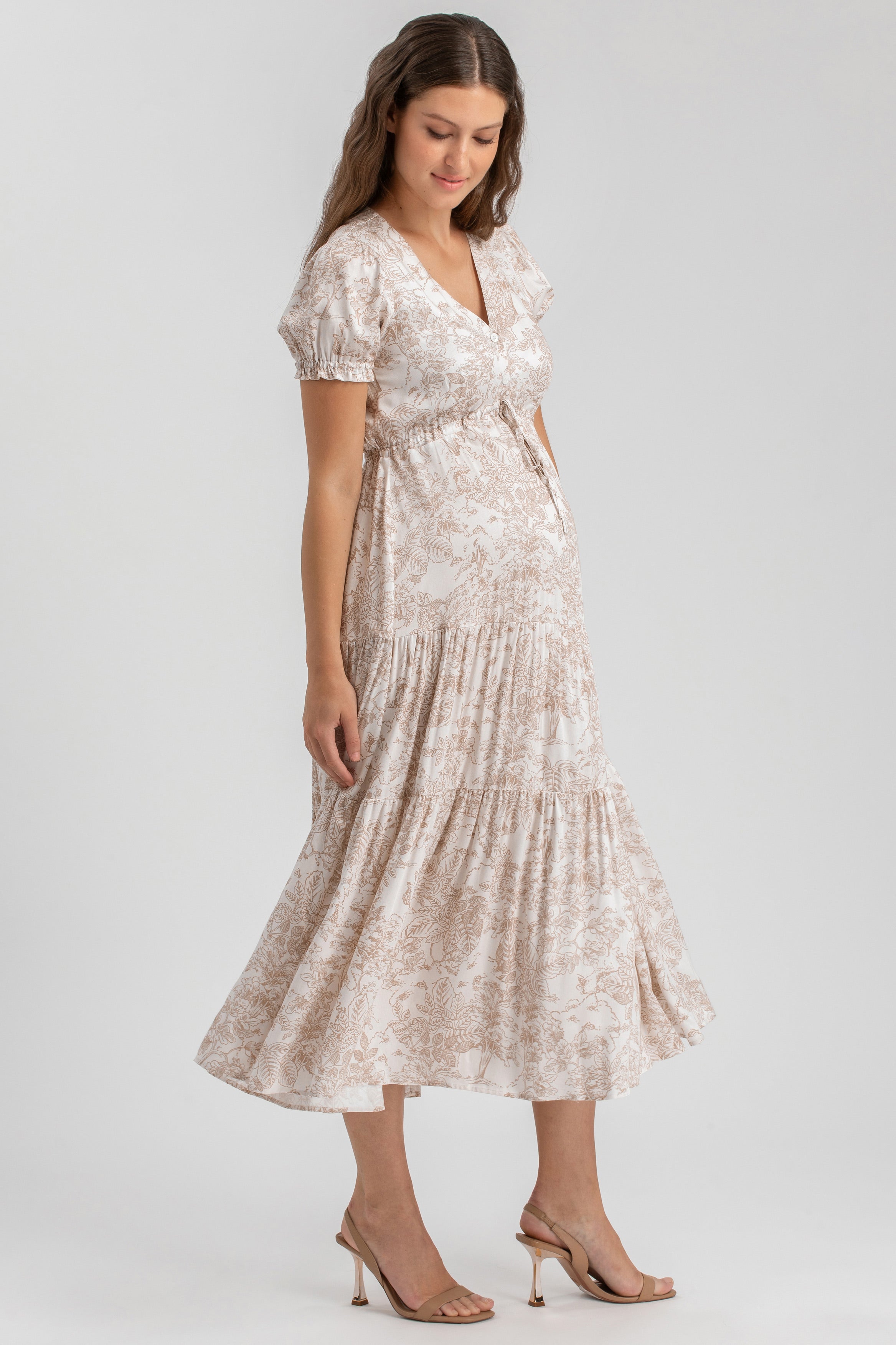 Abito premaman elegante a fantasia floreale beige con maniche corte e scollo a V