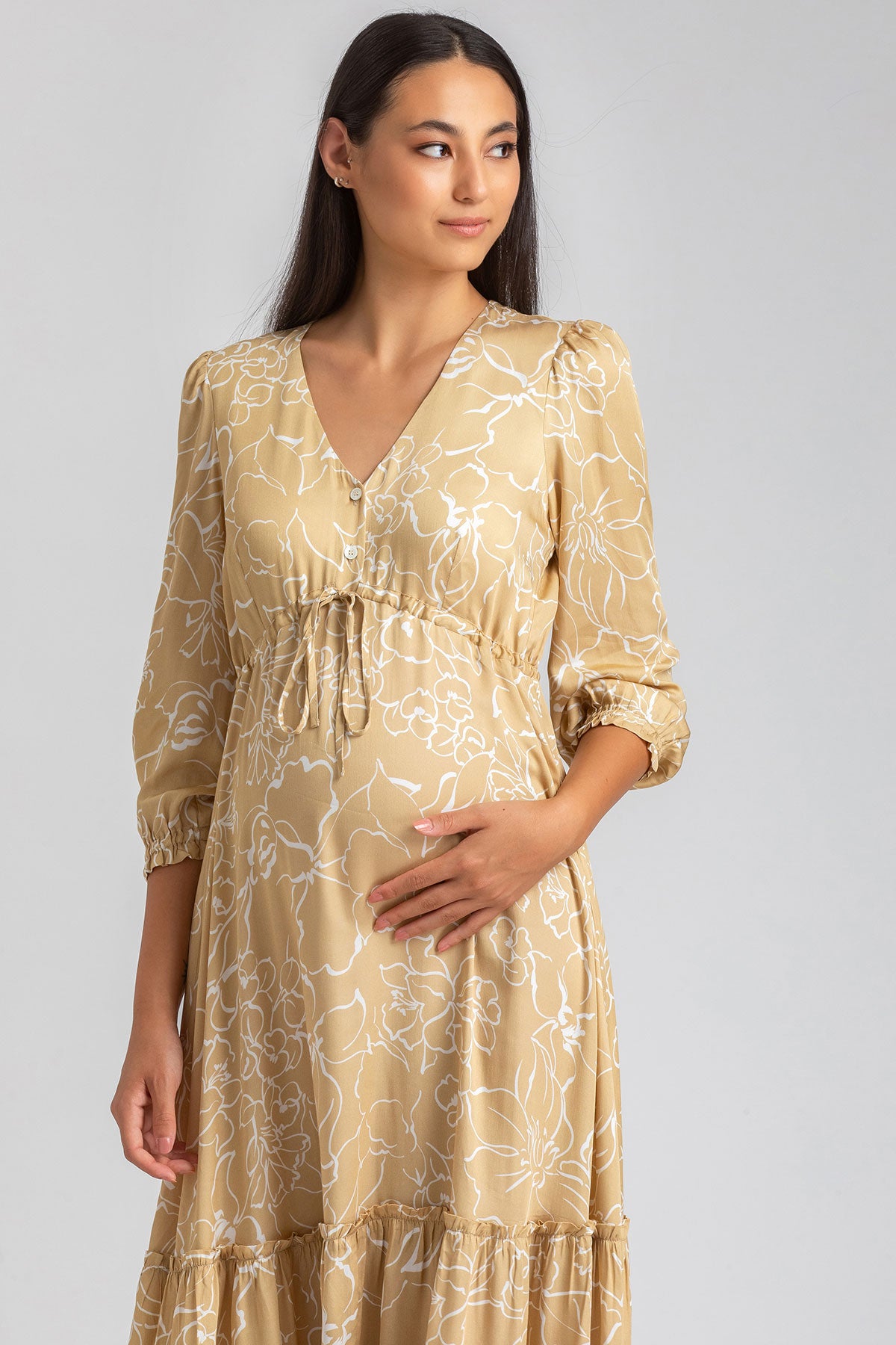 Abito premaman elegante beige con stampa floreale, vestibilità comoda e maniche lunghe.