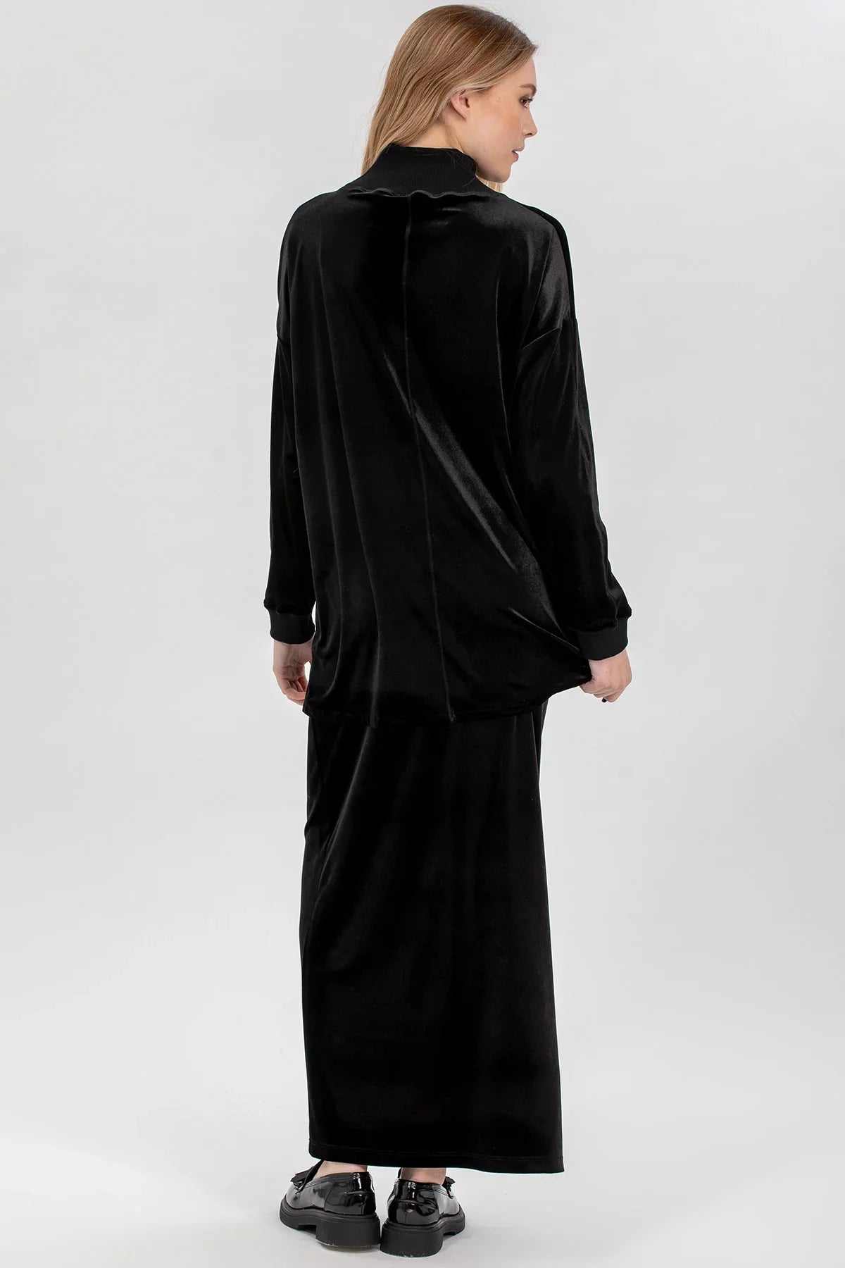 Donna con abito premaman nero elegante a maniche lunghe e gonna lunga, vista posteriore
