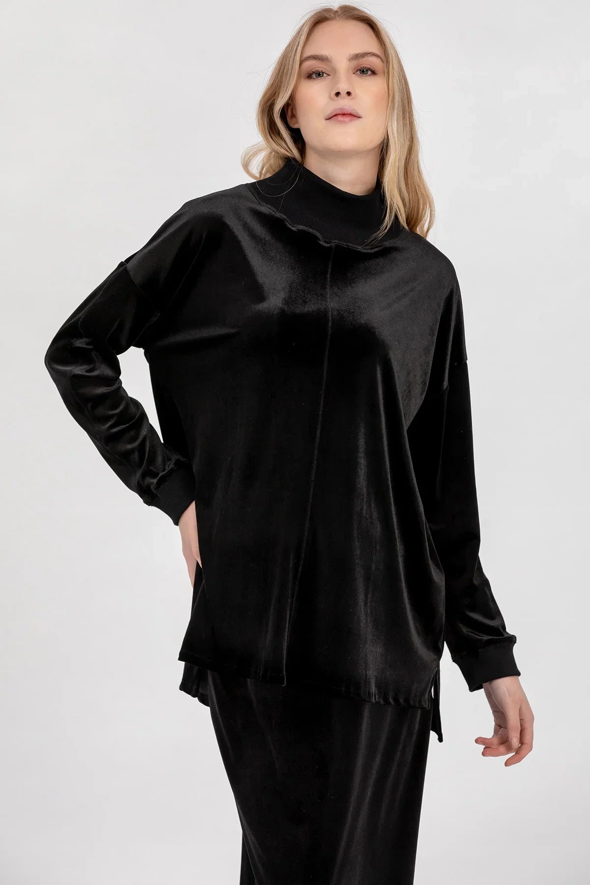 VALENTINA | Top a Collo Alto e Maniche Lunghe Premaman in Velluto Nero in tessuto non-trasparente, Tznius Maternity shirt, Modest maternity shirt