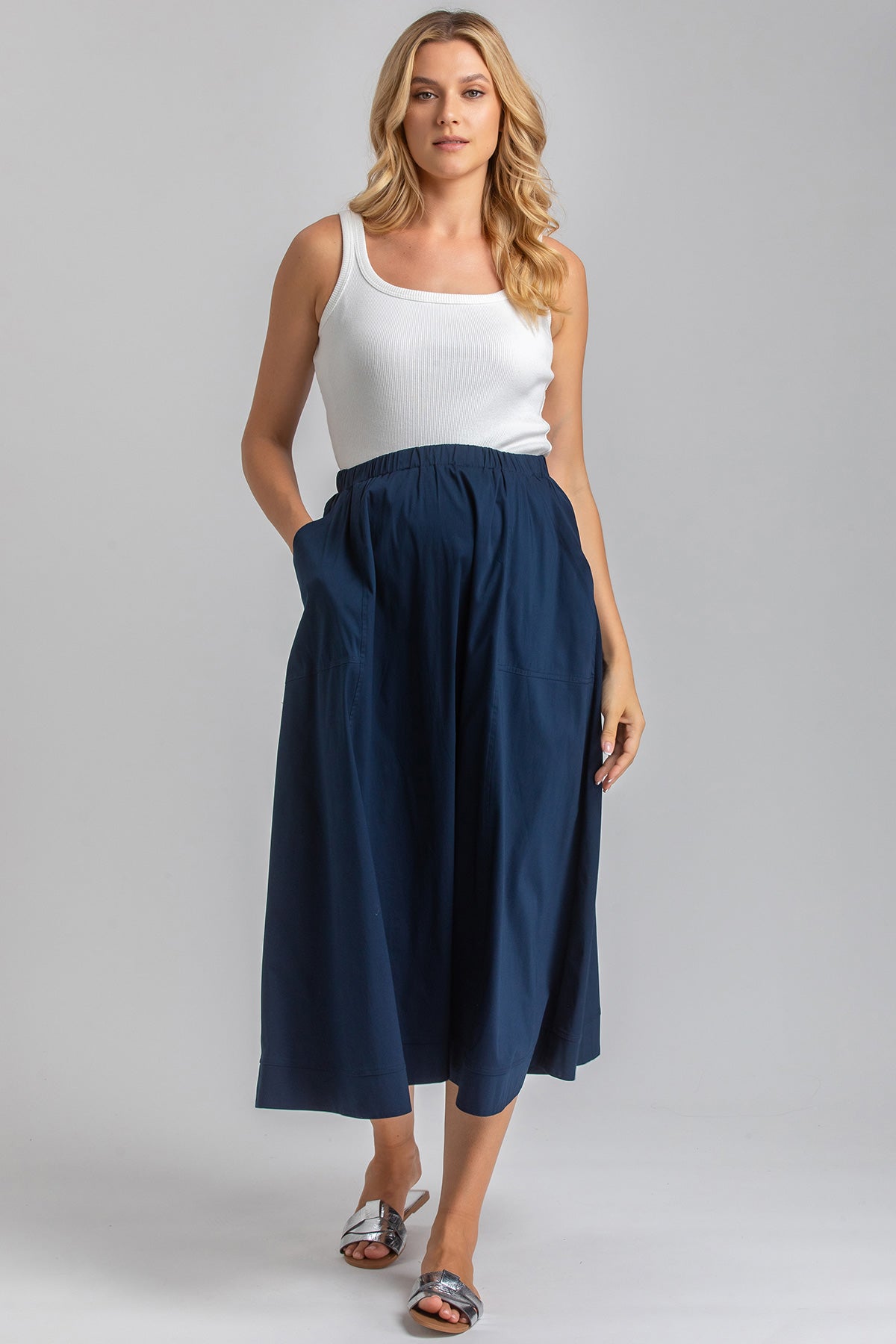 Gonna premaman blu a vita alta con top bianco, abbigliamento premaman elegante