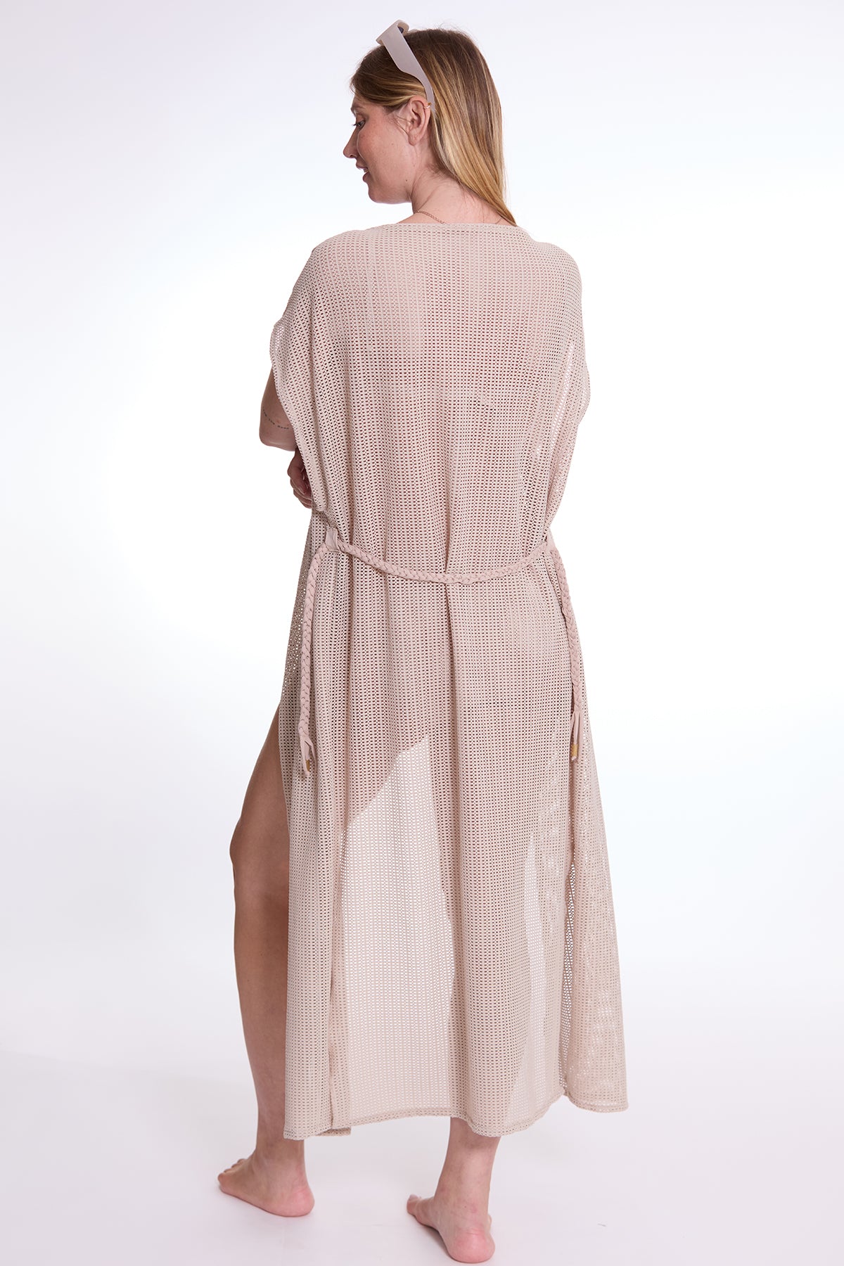 Copricostume premaman beige traforato, indossato da donna vista retro, tessuto leggero.