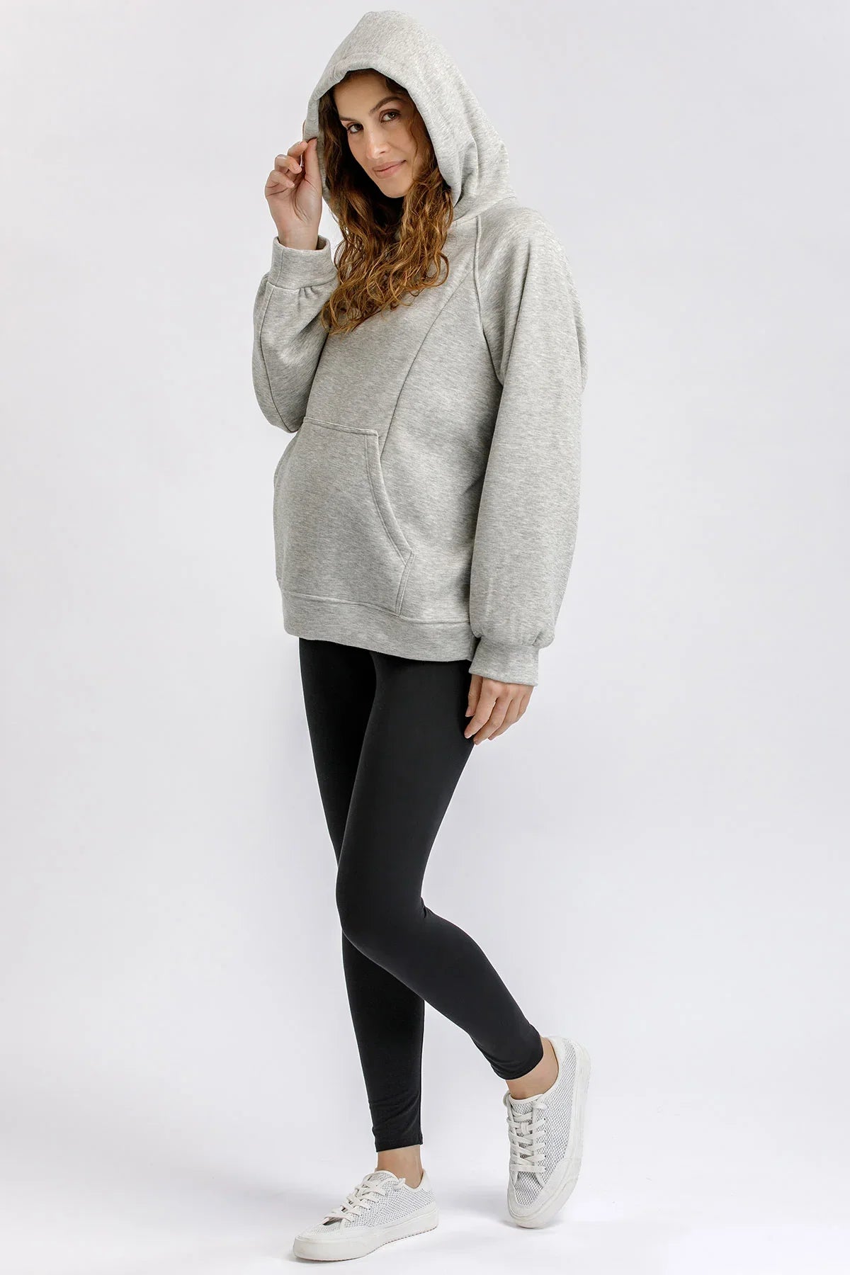 Donna con felpa grigia e leggings premaman neri di Pietro Brunelli Maternity