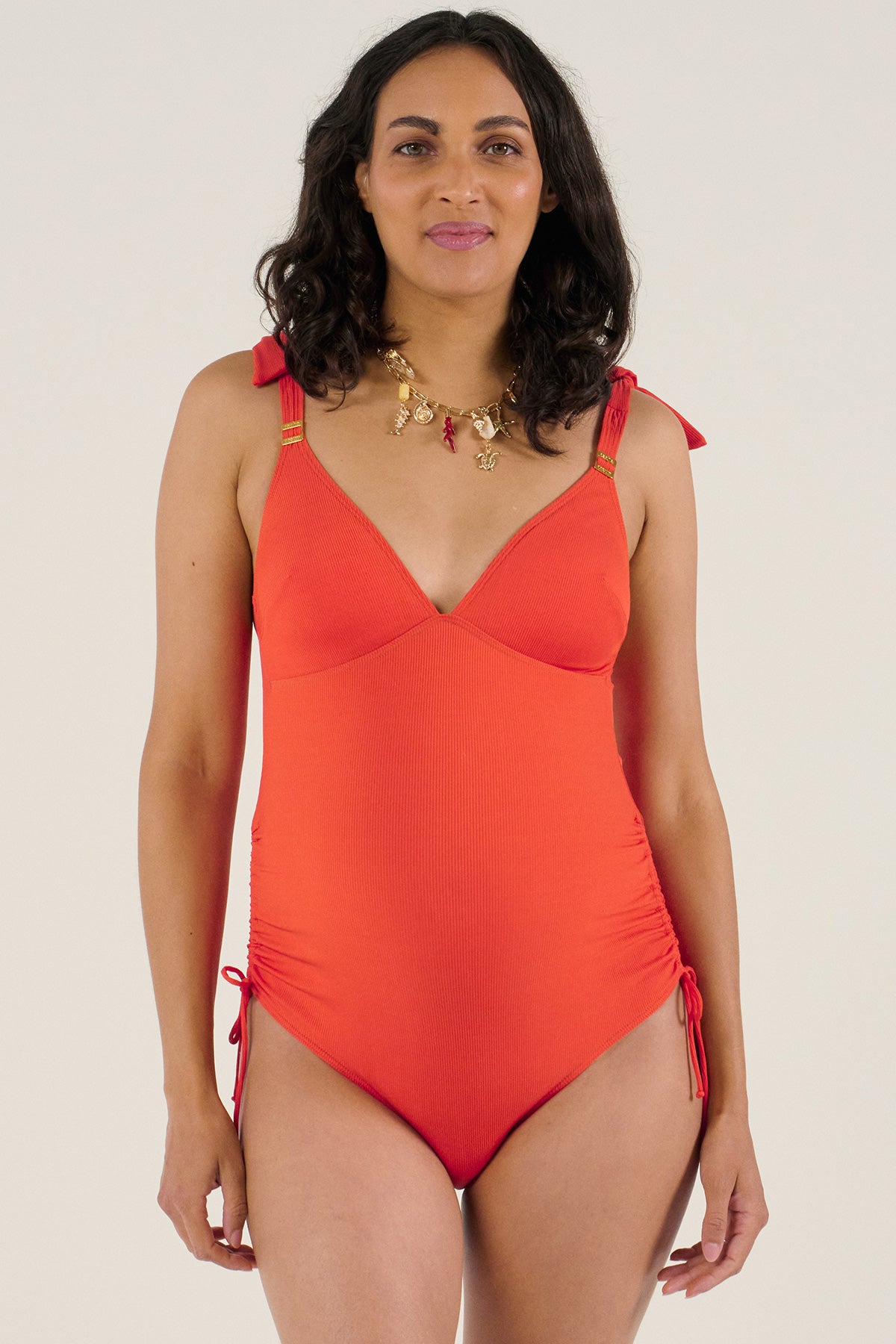 Costume intero premaman arancione con spalline regolabili, ideale per gravidanza.