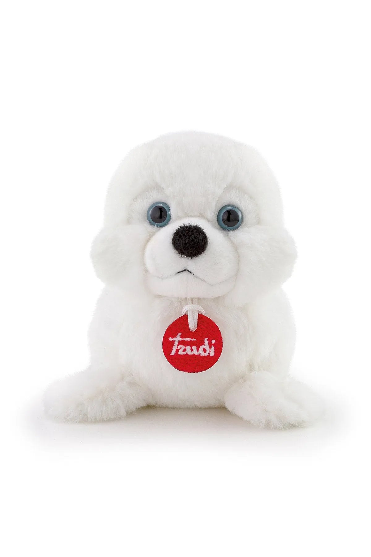 Peluche a forma di cucciolo di foca bianca con occhi azzurri e medaglietta rossa, fondo bianco.