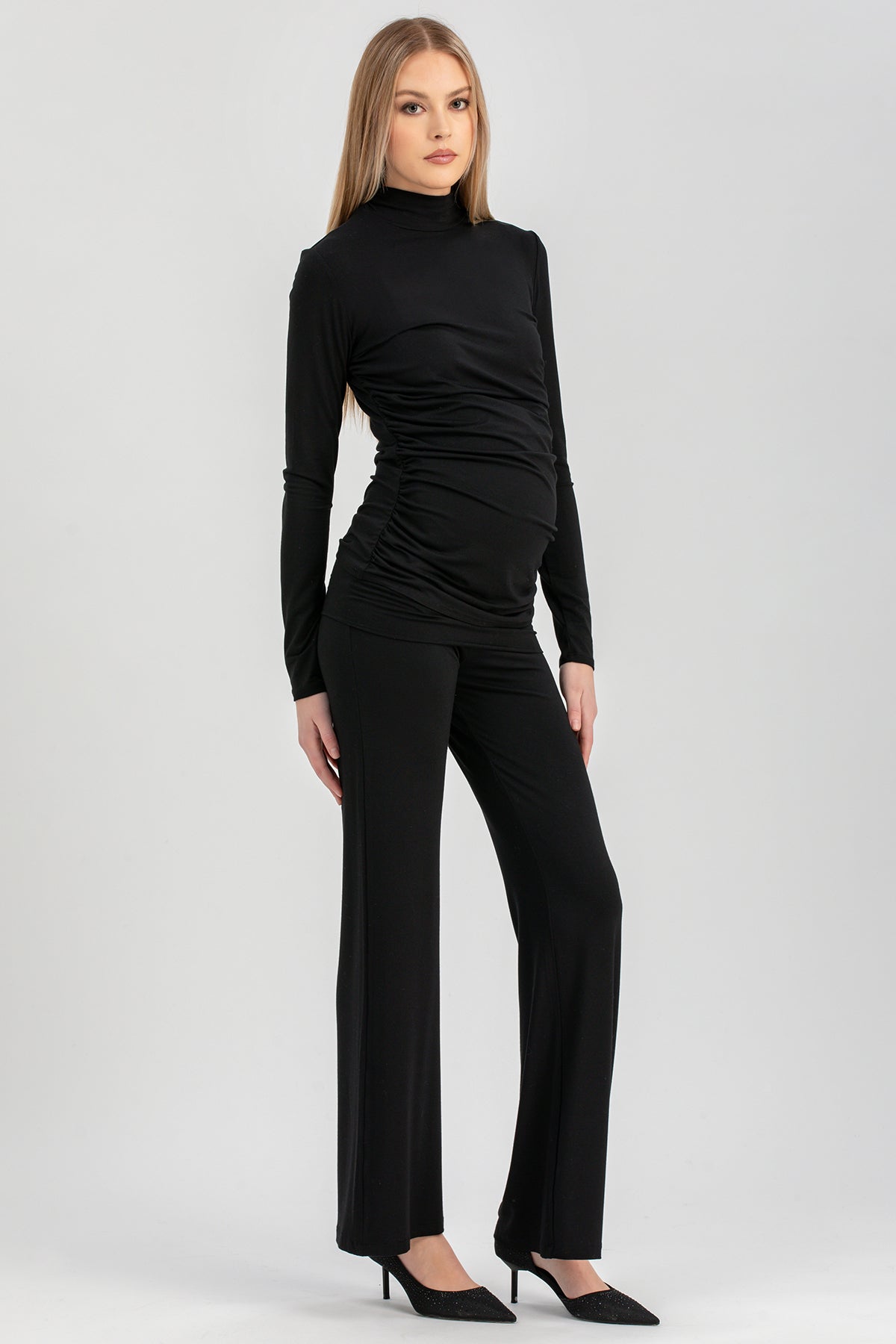 Completo premaman elegante nero con dolcevita e pantaloni ampi in tessuto morbido