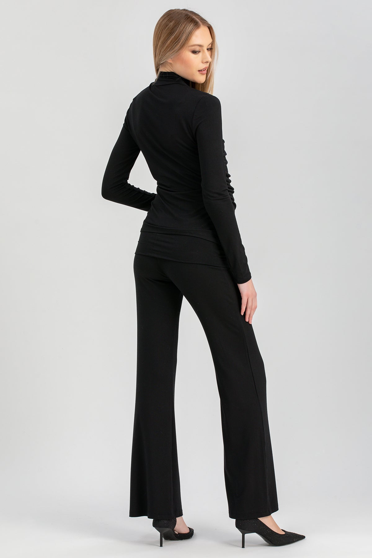 Completo premaman elegante nero con maglia a maniche lunghe e pantaloni a zampa
