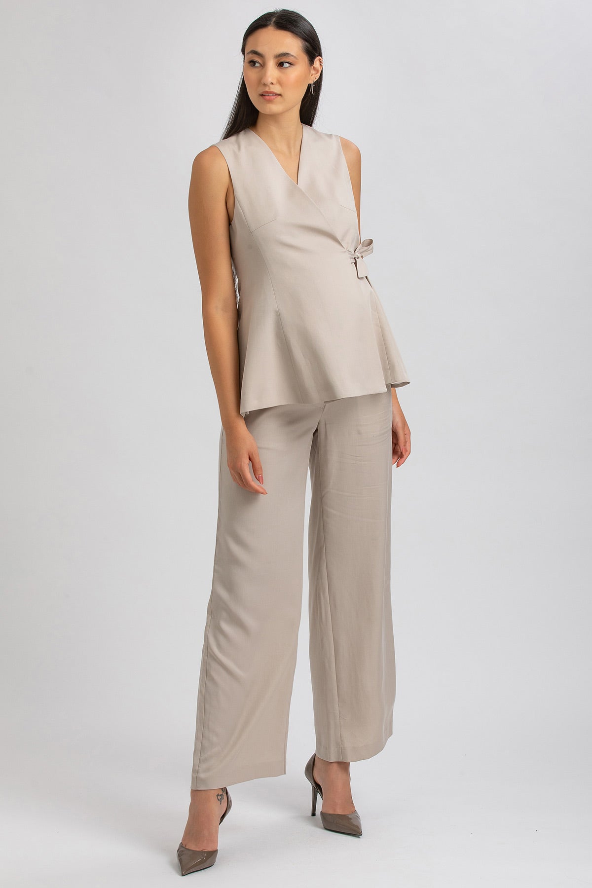 Completo premaman elegante beige con top senza maniche e pantaloni larghi per gravidanza