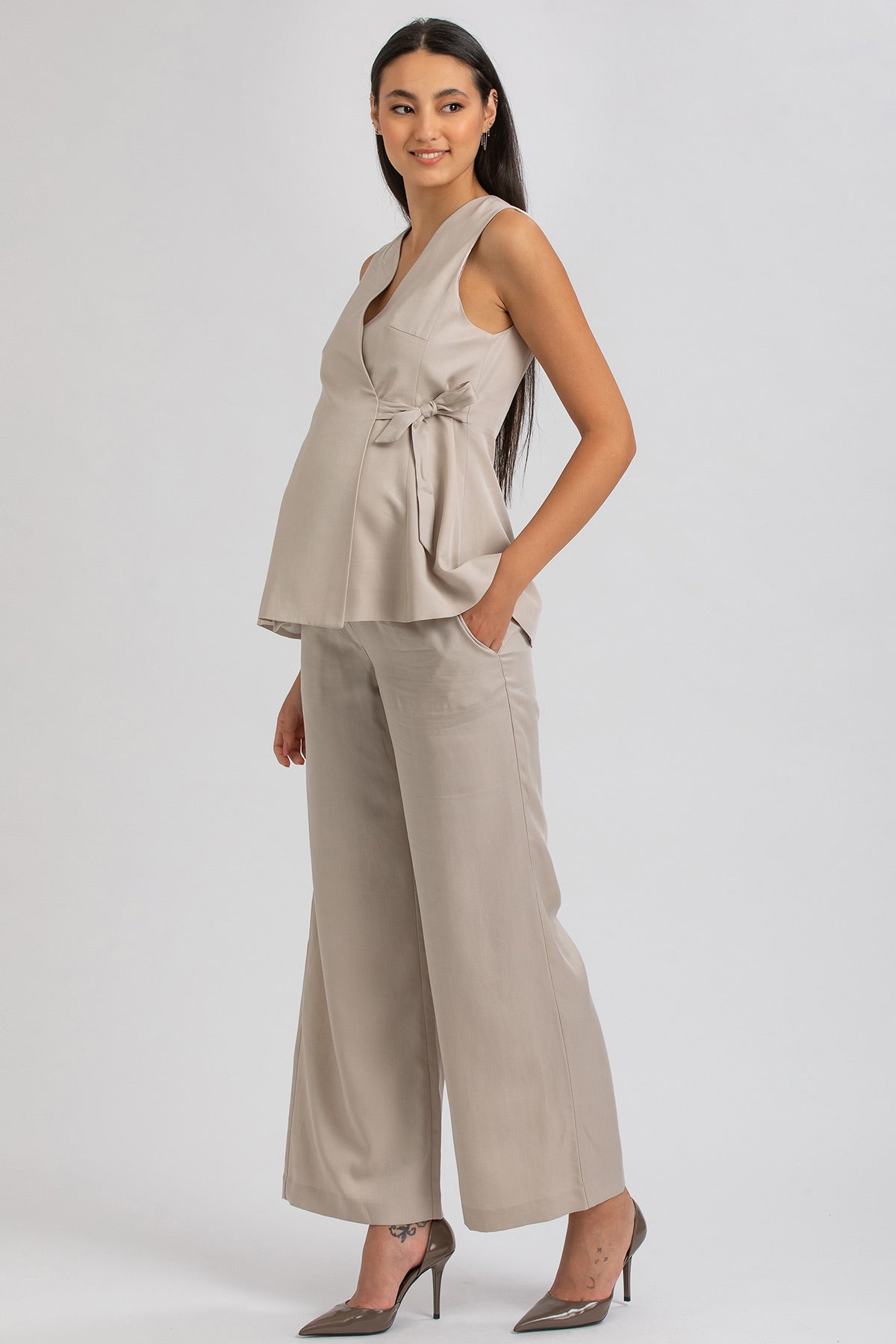 Completo premaman elegante color tortora con pantaloni larghi e top senza maniche.