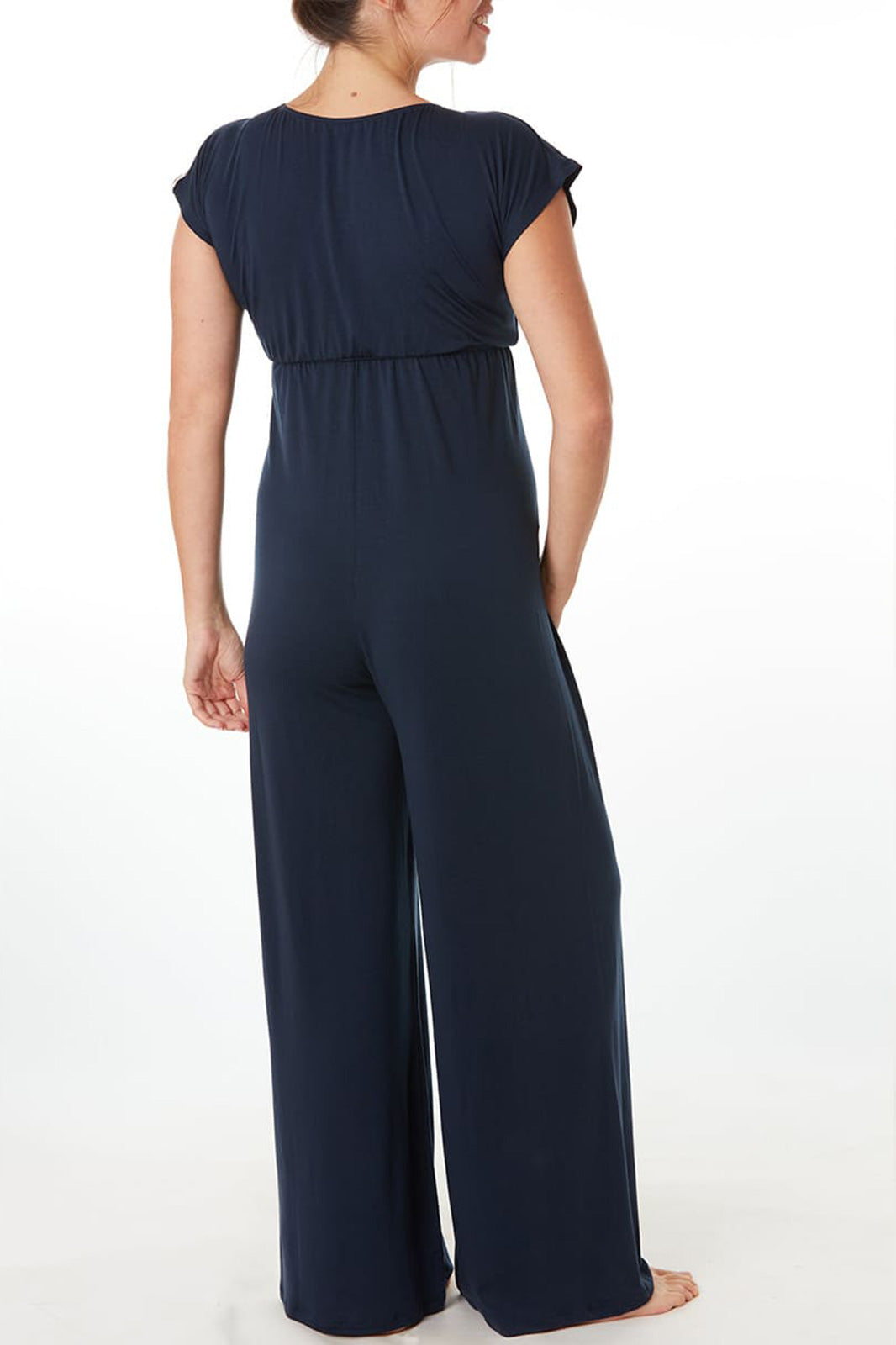 Donna con combinazione premaman indaco, maniche corte e pantaloni larghi, vista posteriore