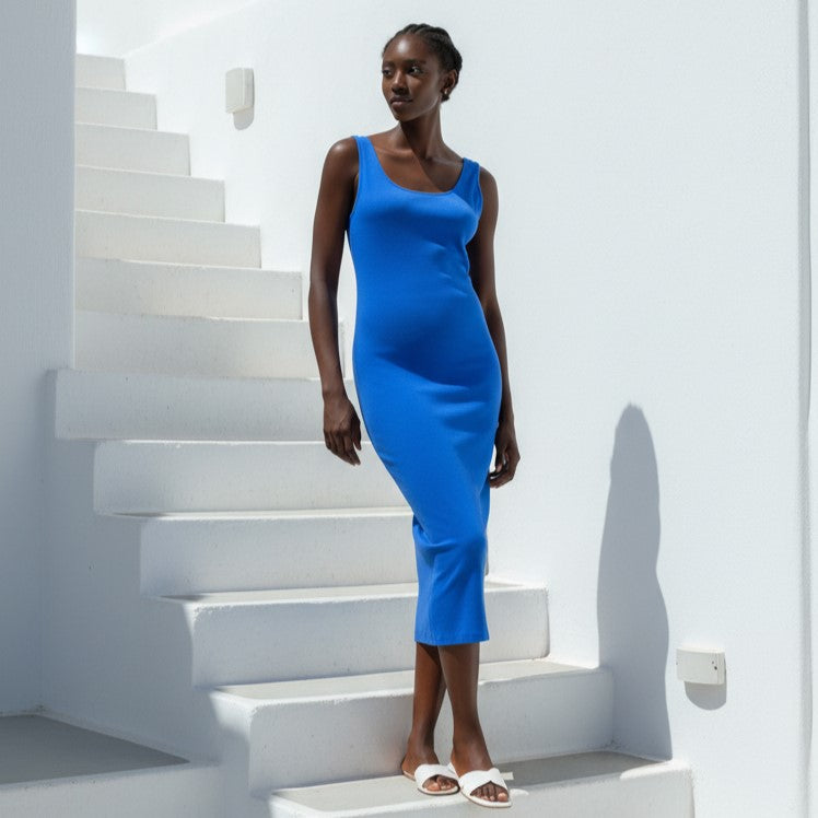 Abito premaman blu senza maniche, elegante e aderente, moda abbigliamento premaman estivo.