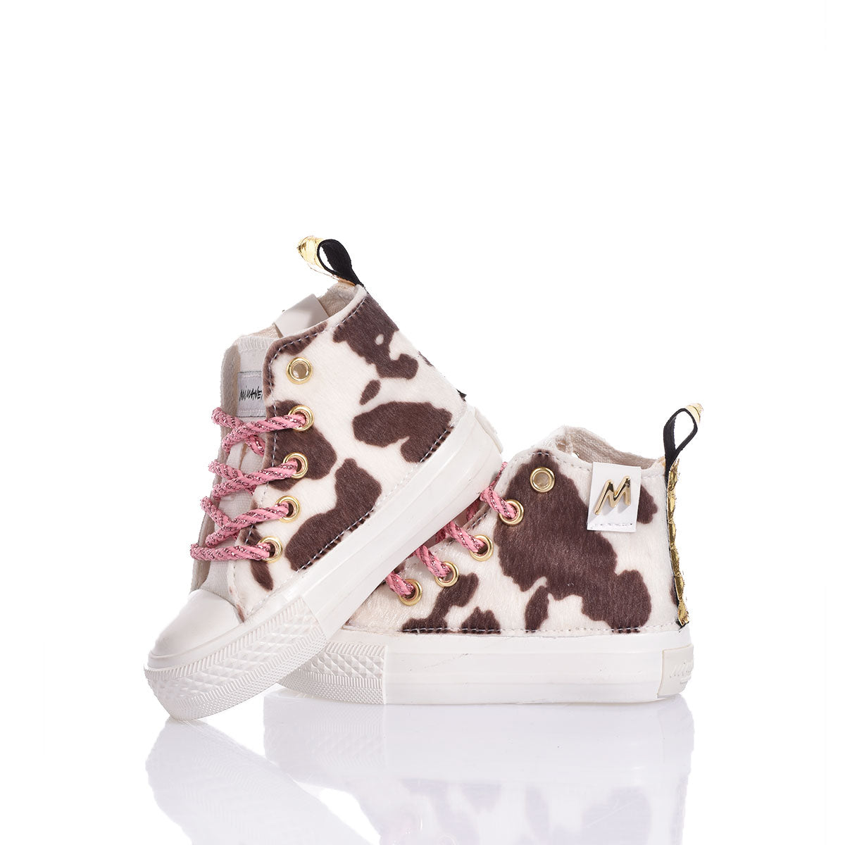 Sneakers bimbo stile mucca con lacci rosa, perfette per look premaman e abbigliamento neonati.