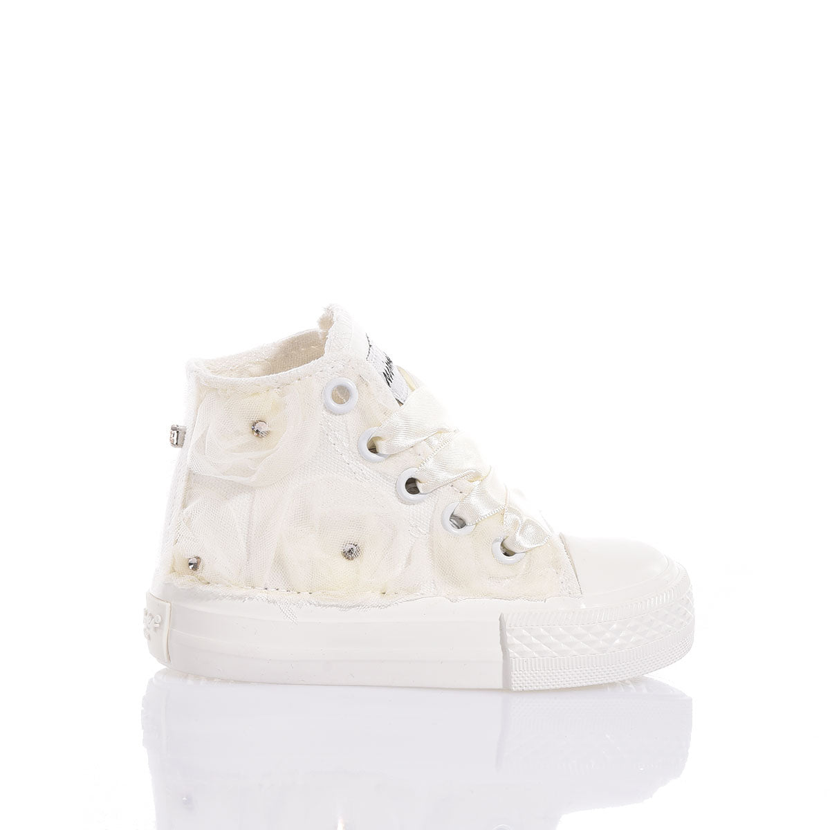Sneaker bianca alta da neonato con dettagli in tulle, ideale per look premaman e bambino elegante