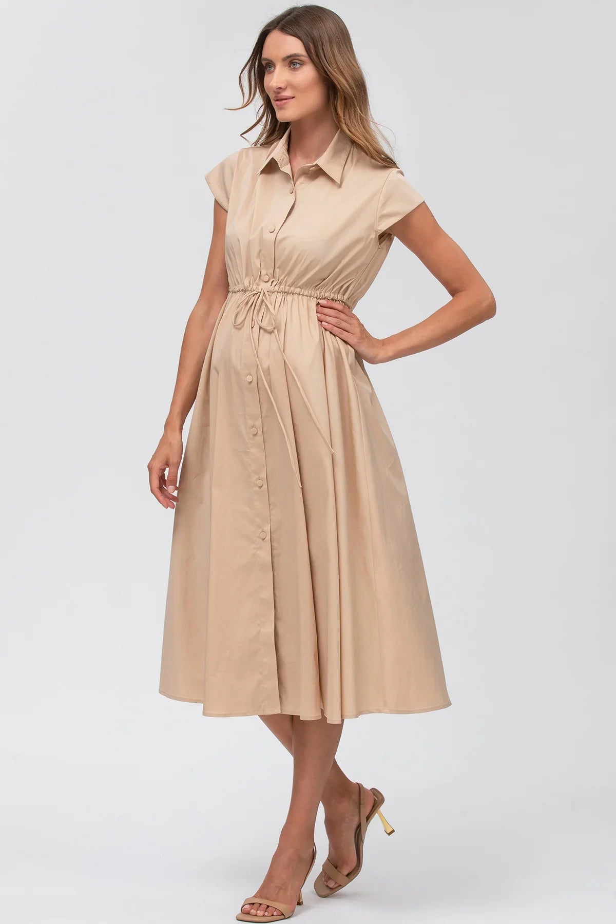 Abito premaman in cotone beige di Pietro Brunelli Maternity con bottoni e coulisse in vita.